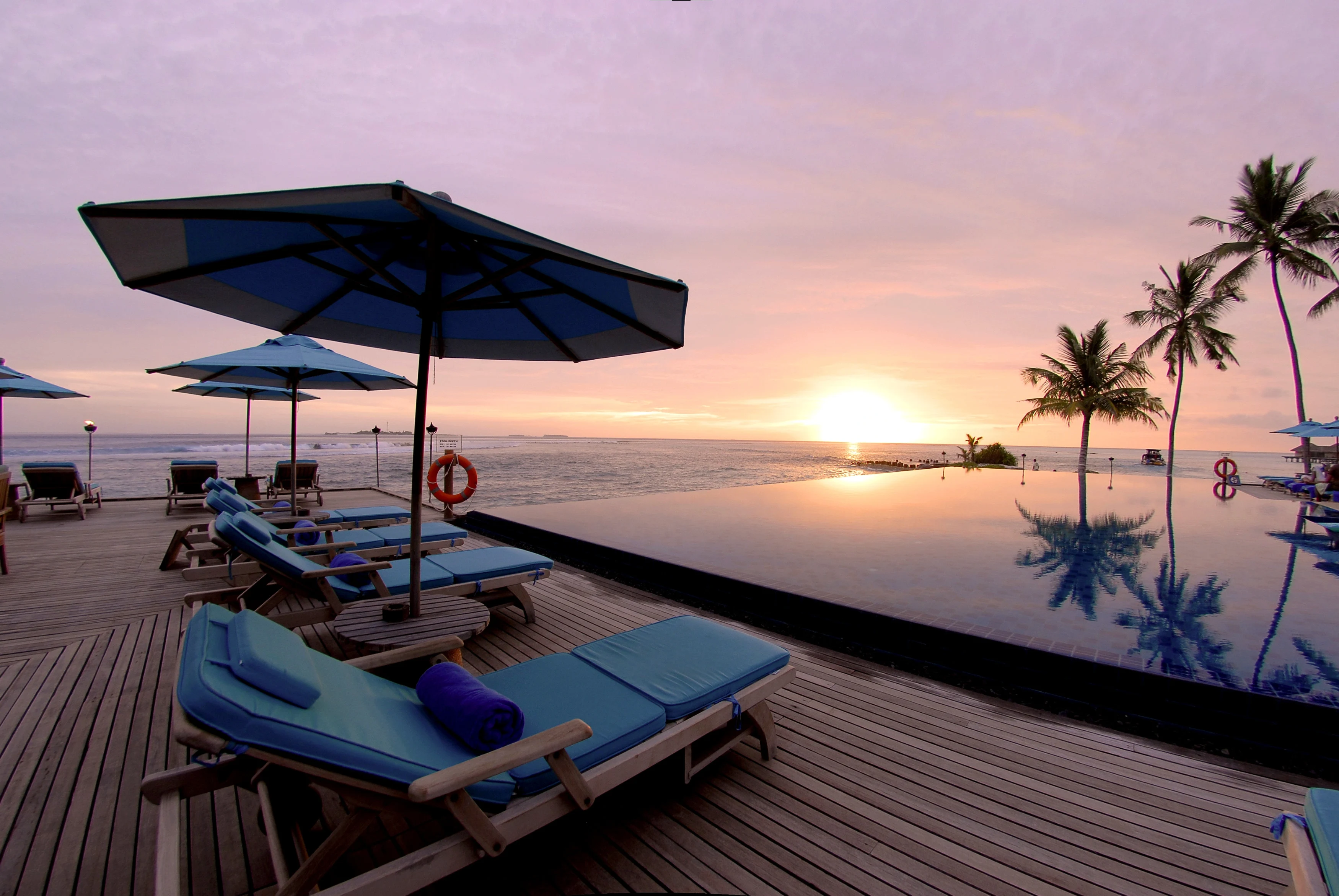 MV - Anantara Veli - Pool sunset.webp