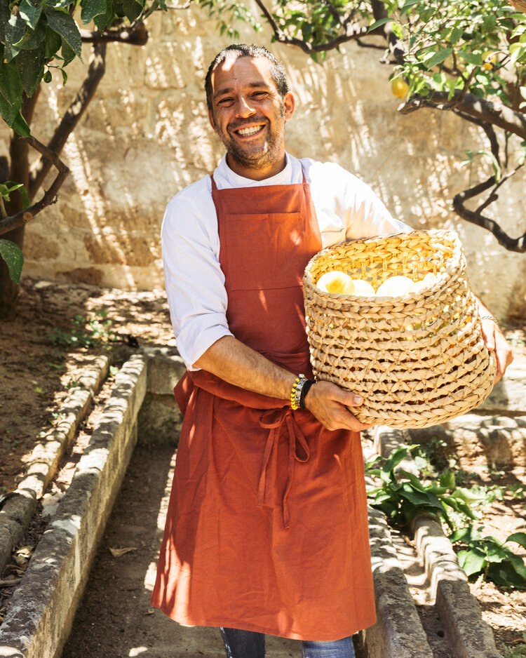 IT-Accommodatie-Calderisi-staff with fruit.jpg