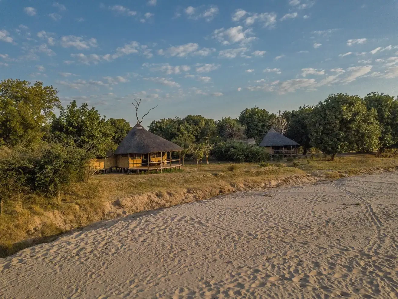ZM-Nsolo Bush Camp-buitenkant lodge.webp