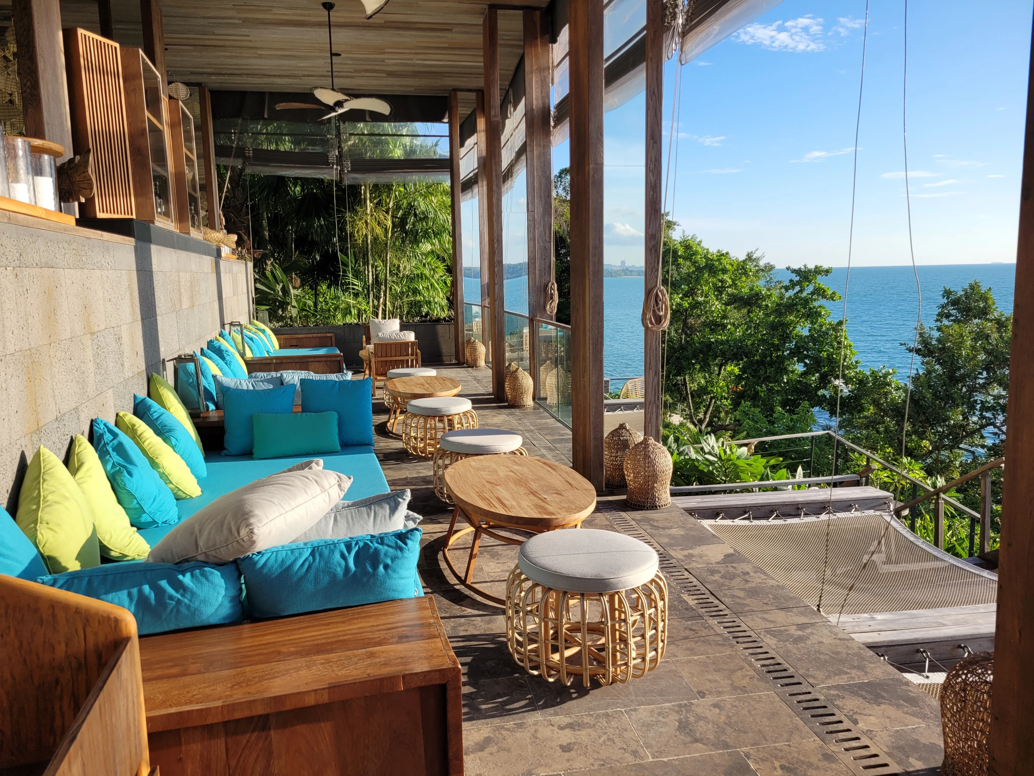 KH-Studiereis Evelyn 2023-Accommodatie-Six SEnses Krabey-ander uitzicht vanuit de bar.webp