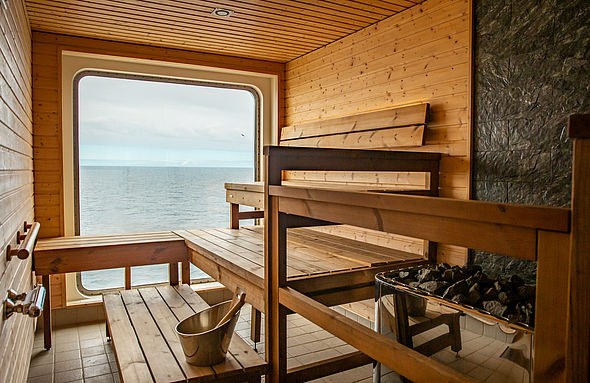 csm_NP-tour-Jewels-of_the_-Erctic-Sylvia-Earle-the-sauna.jpg