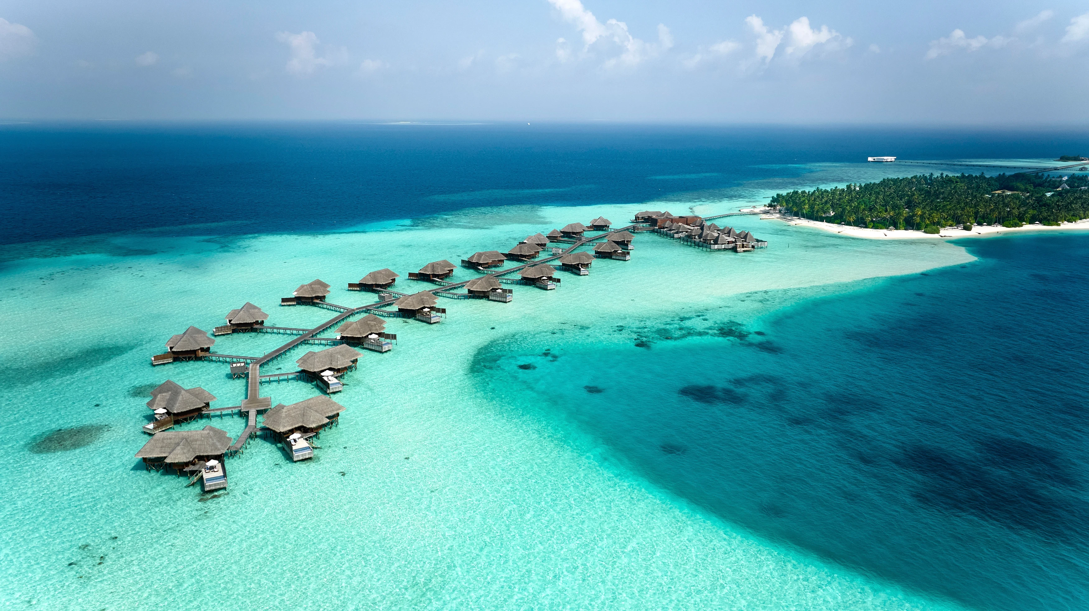 MV-Accommodatie-Conrad-Maldives-Rangali-Island-GrandWaterVillas-Drone (1).webp