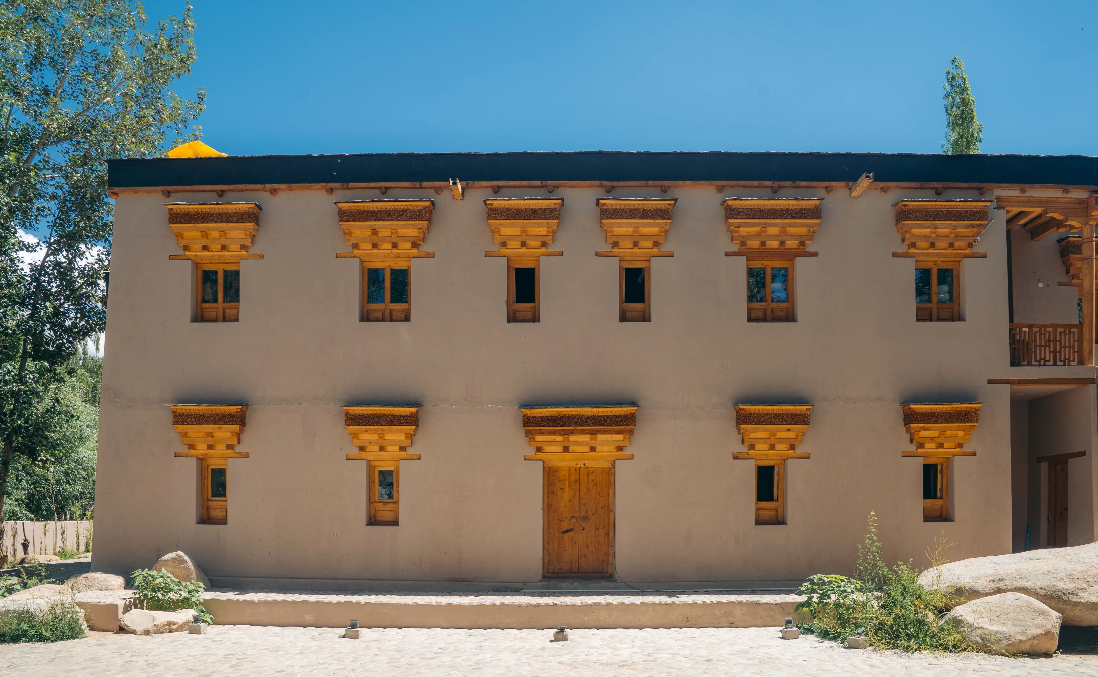 IN-accommodatie-Dolkhar-Ladakh-Front Building.webp