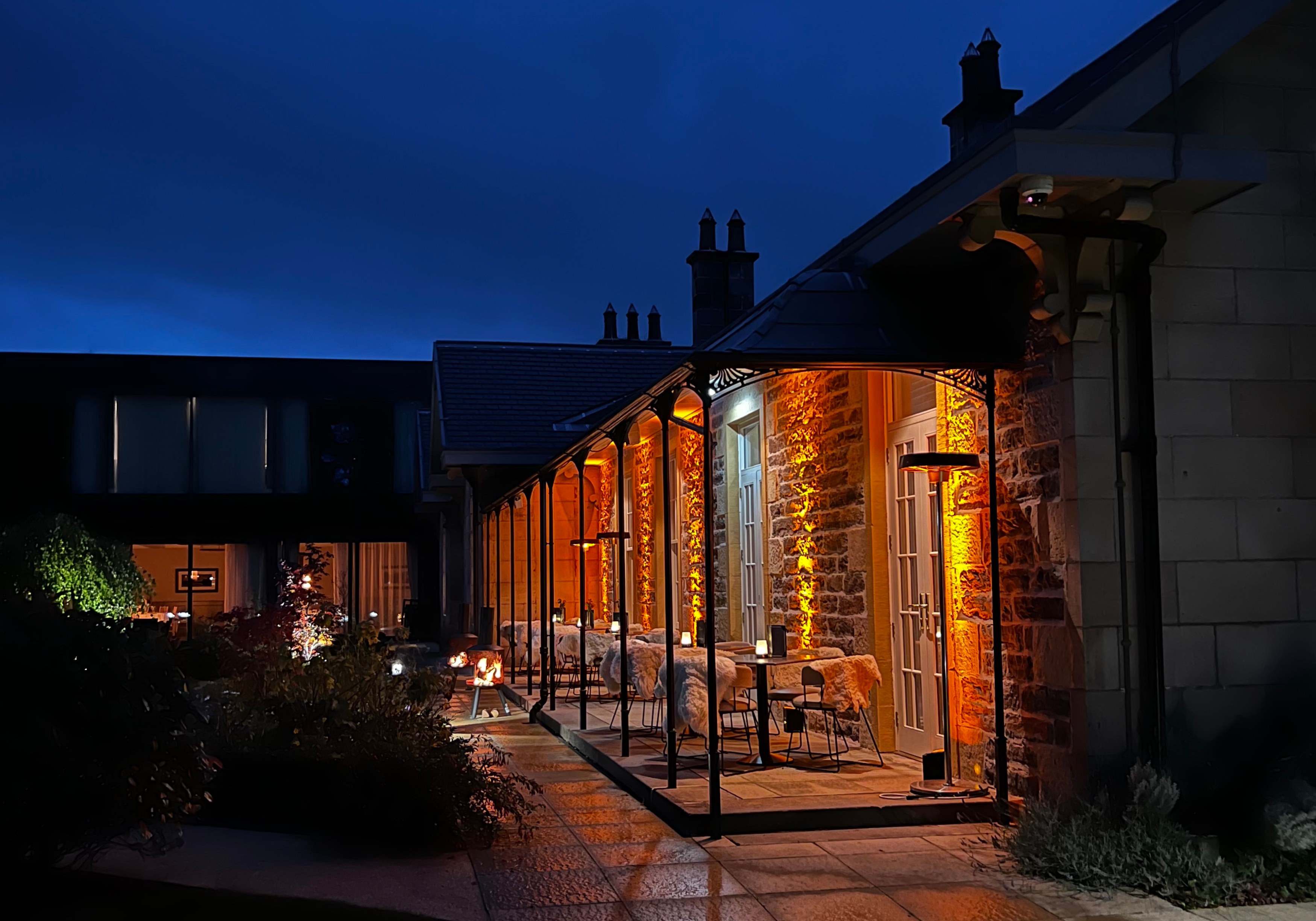 GB - accommodatie Ness Walk hotel Gardens & Courtyard Firepits in Courtyard .jpg