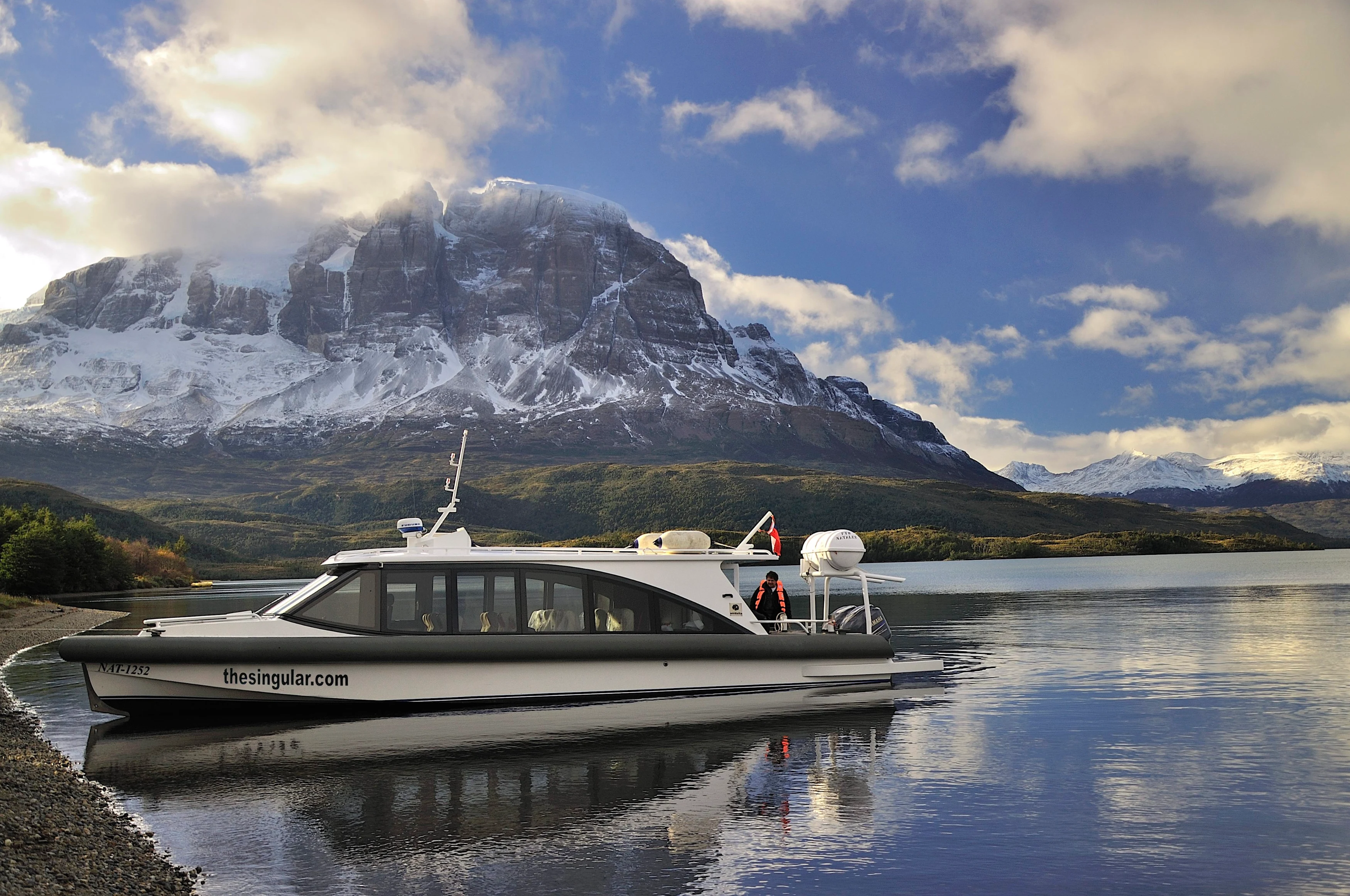 CL - accommodatie -The Singular Patagonia - Boat.webp