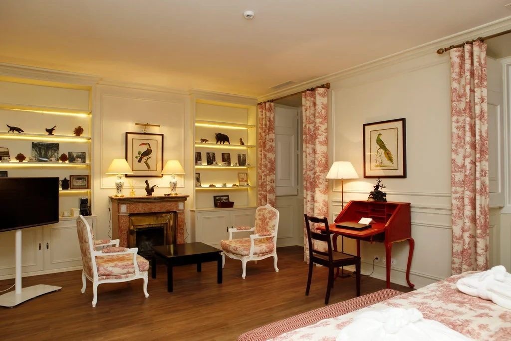 PT-Casa-Palmela-Junior-Suite-Mainbuilding-Living.webp