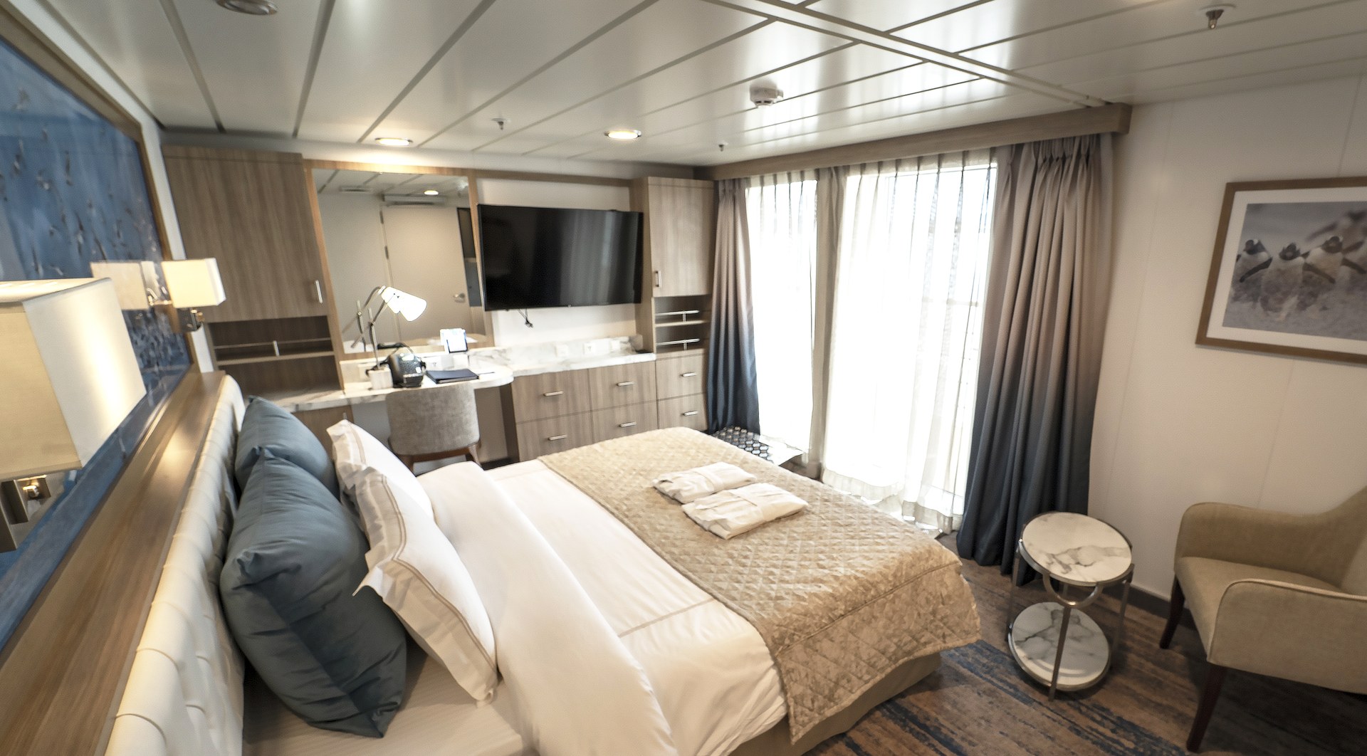 SJ-Greg-MorNP-timer-Realm-of-the-Ice-Bear-Greg_Mortimer-Balcony-Stateroom-Superior-slapen.jpg