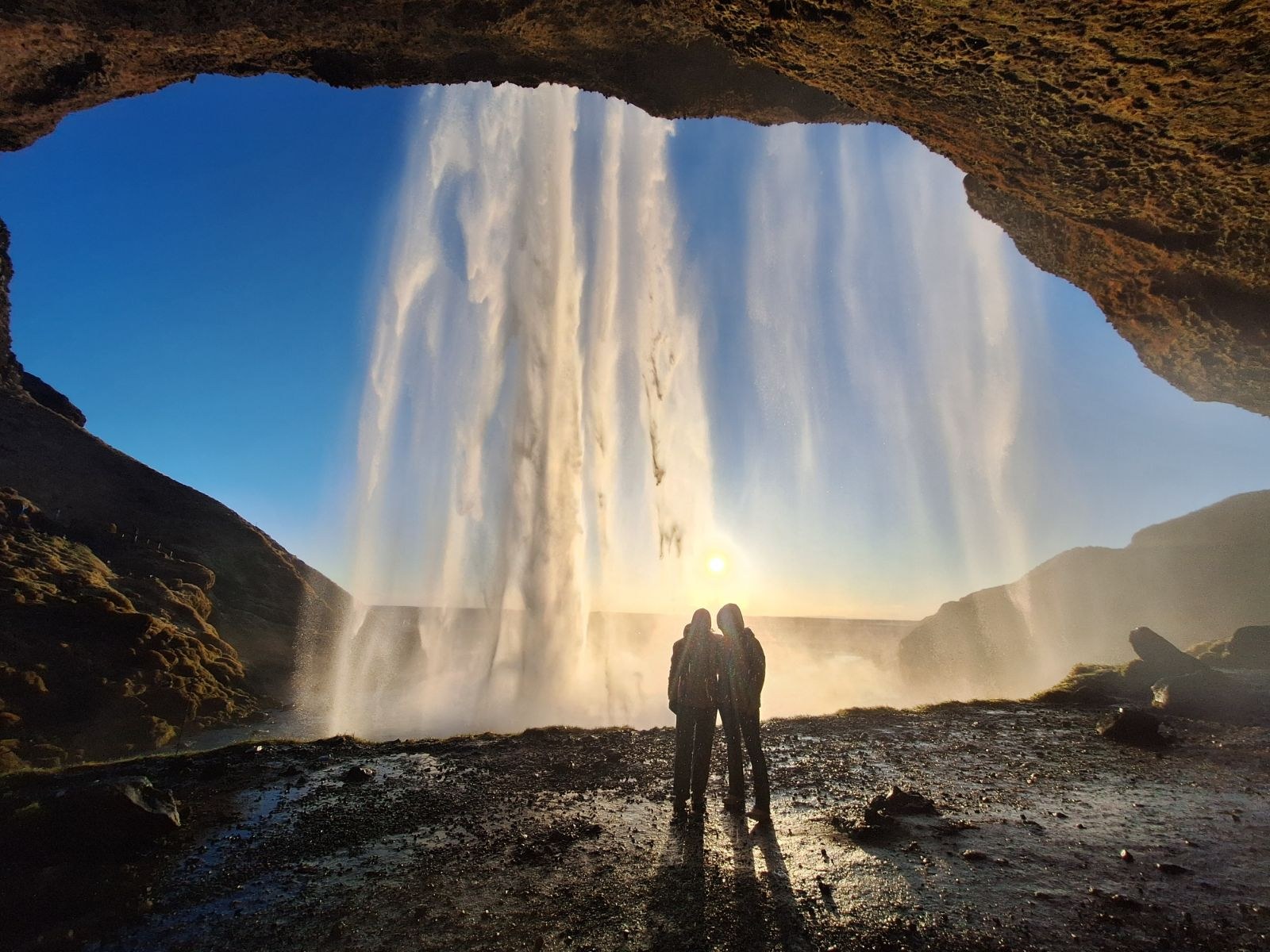 IS-studiereis ingrid en katrijn 2026-seljalandsfoss-achter-de-waterval-ingrid-katrijn.jpeg