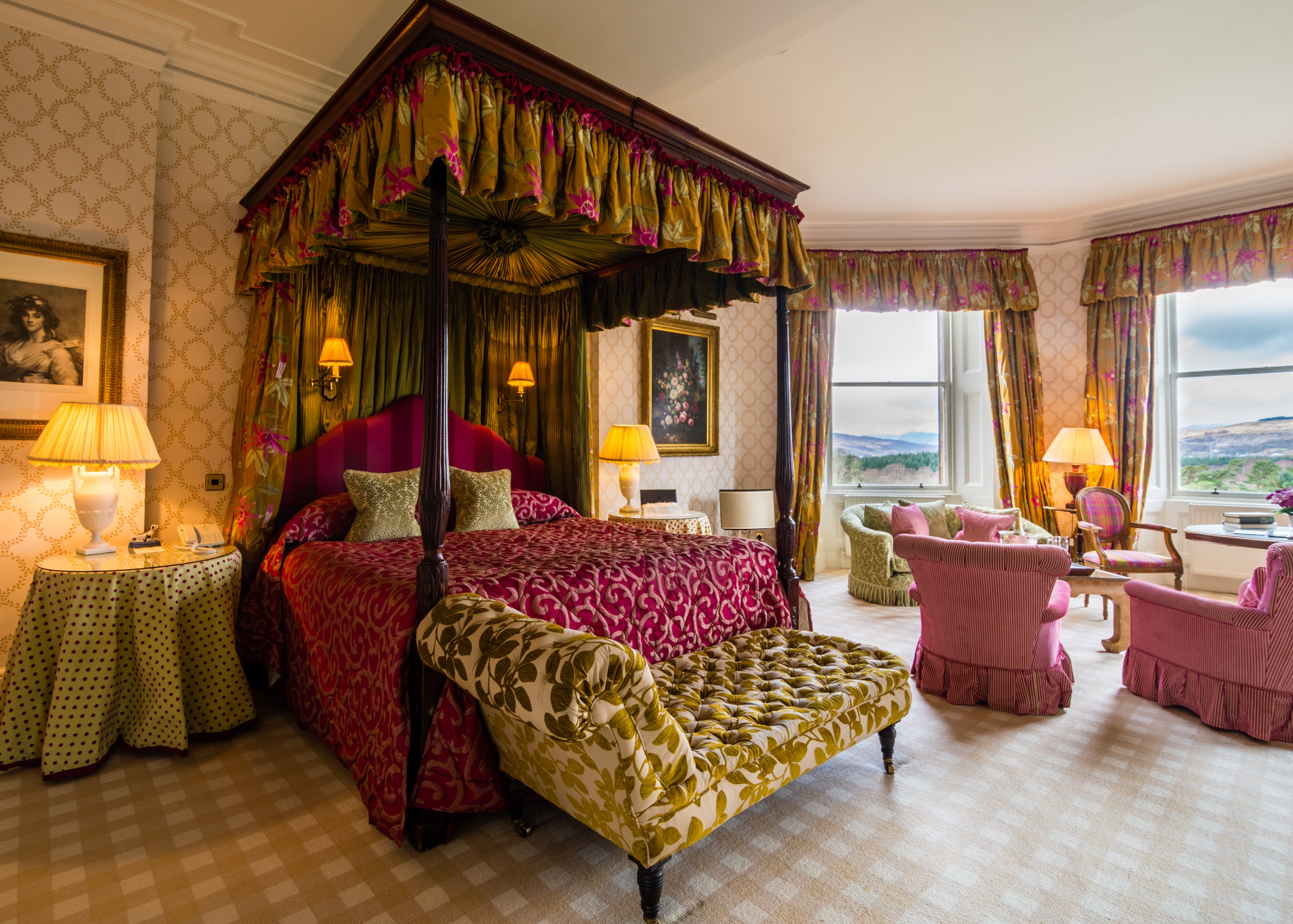 GB accommodatie  Inverlochy Castle slaapkamer met zitje.jpg