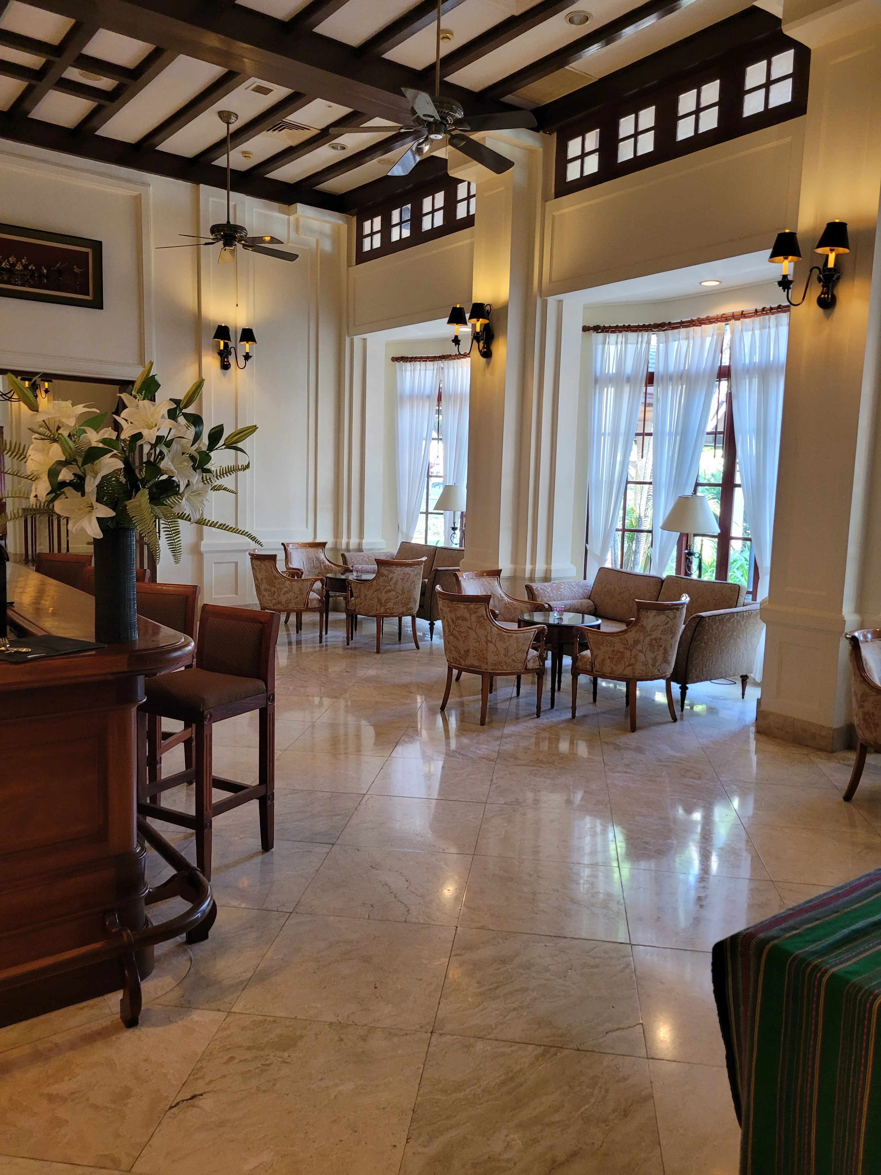 LA-Studiereis Evelyn- Settha palace- lobby.webp