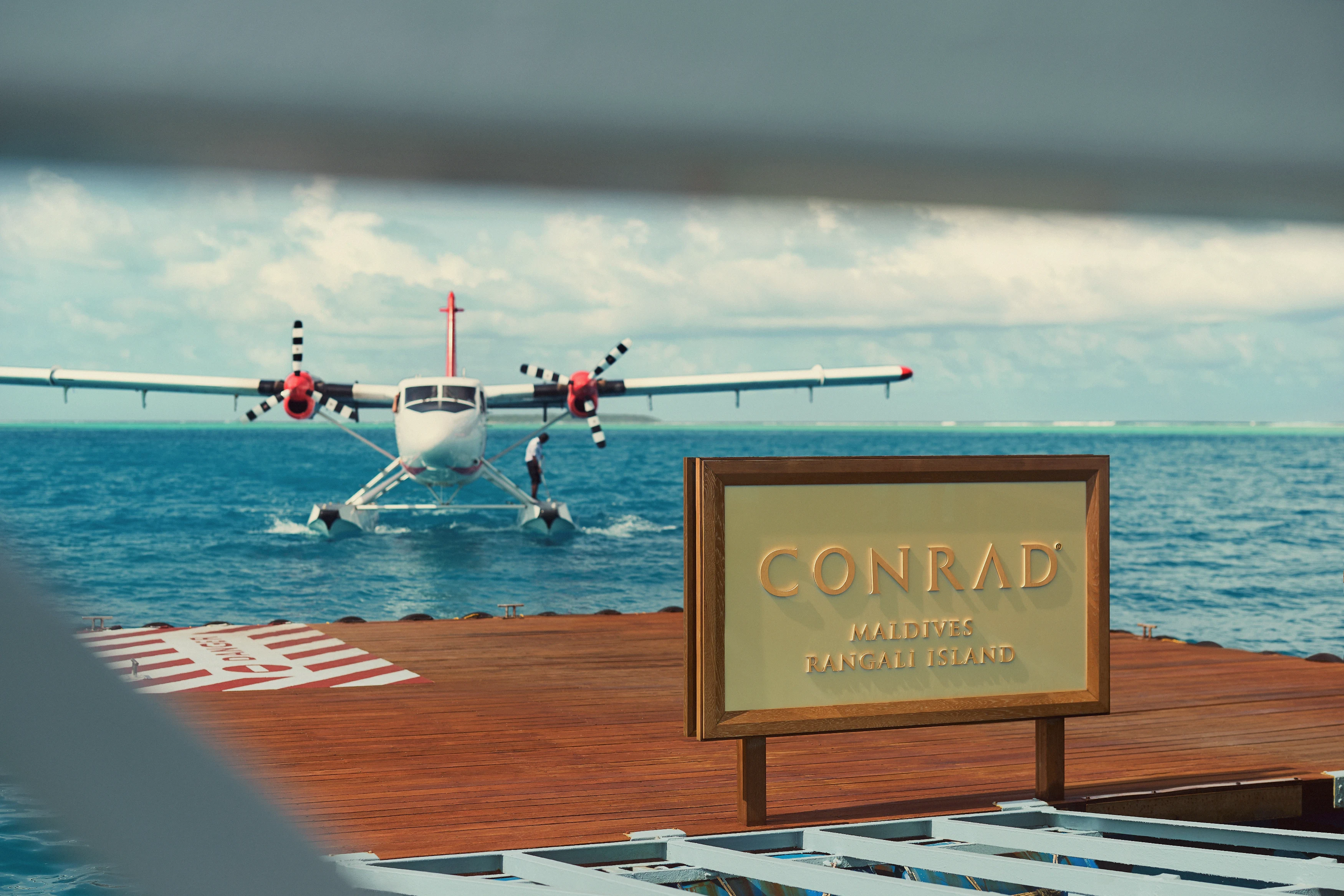 MV-Accommodatie-Conrad-Maldives-Rangali-Island-Seaplane-Platform.webp