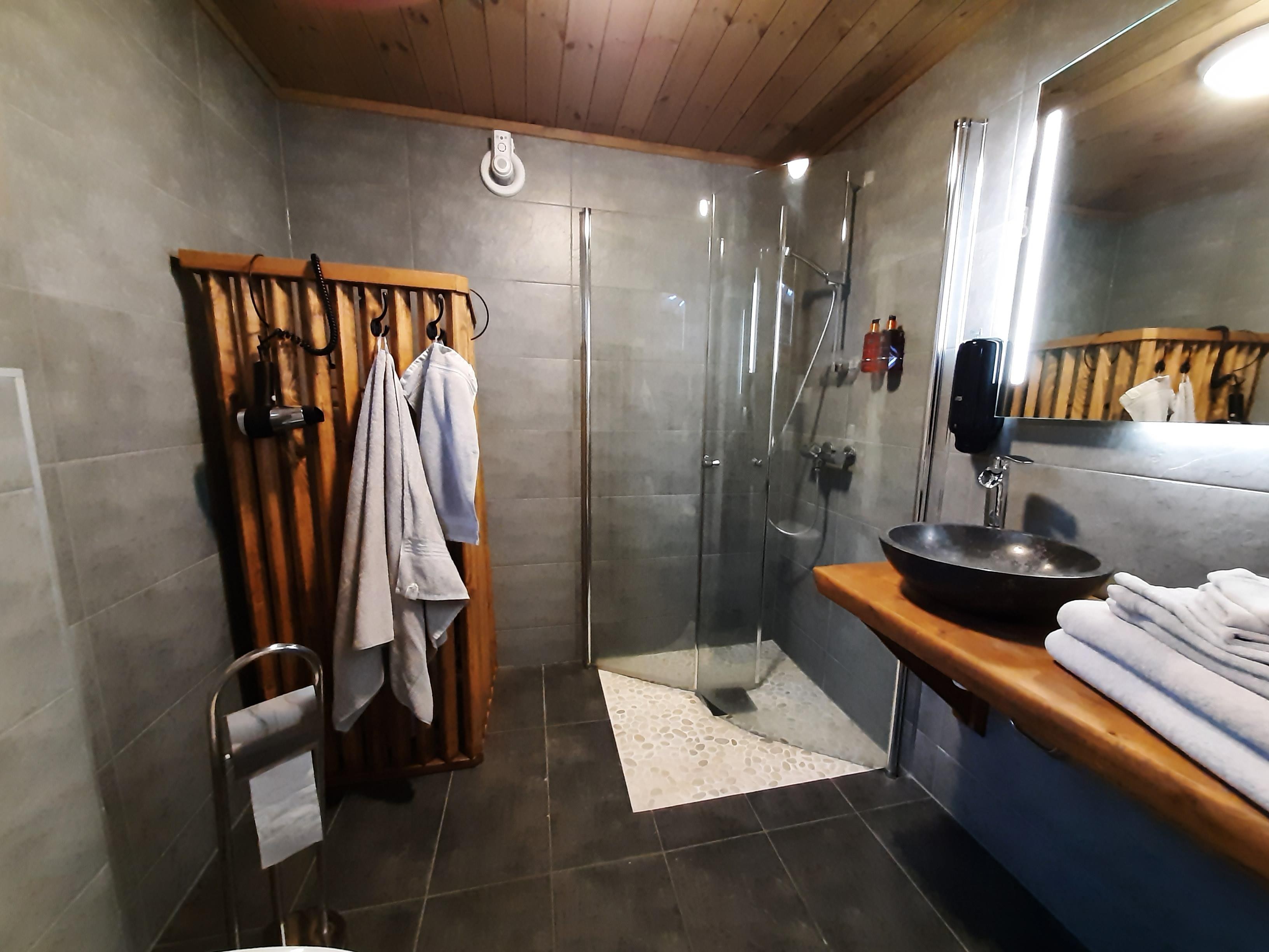 NO-Bjornfjell Mountain Lodge-Bathroom.jpg