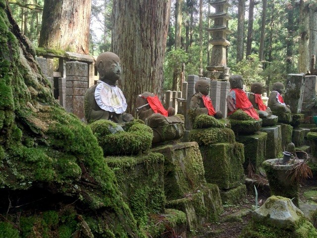 JP - Koya San cementery buddha with red cloth.jpg