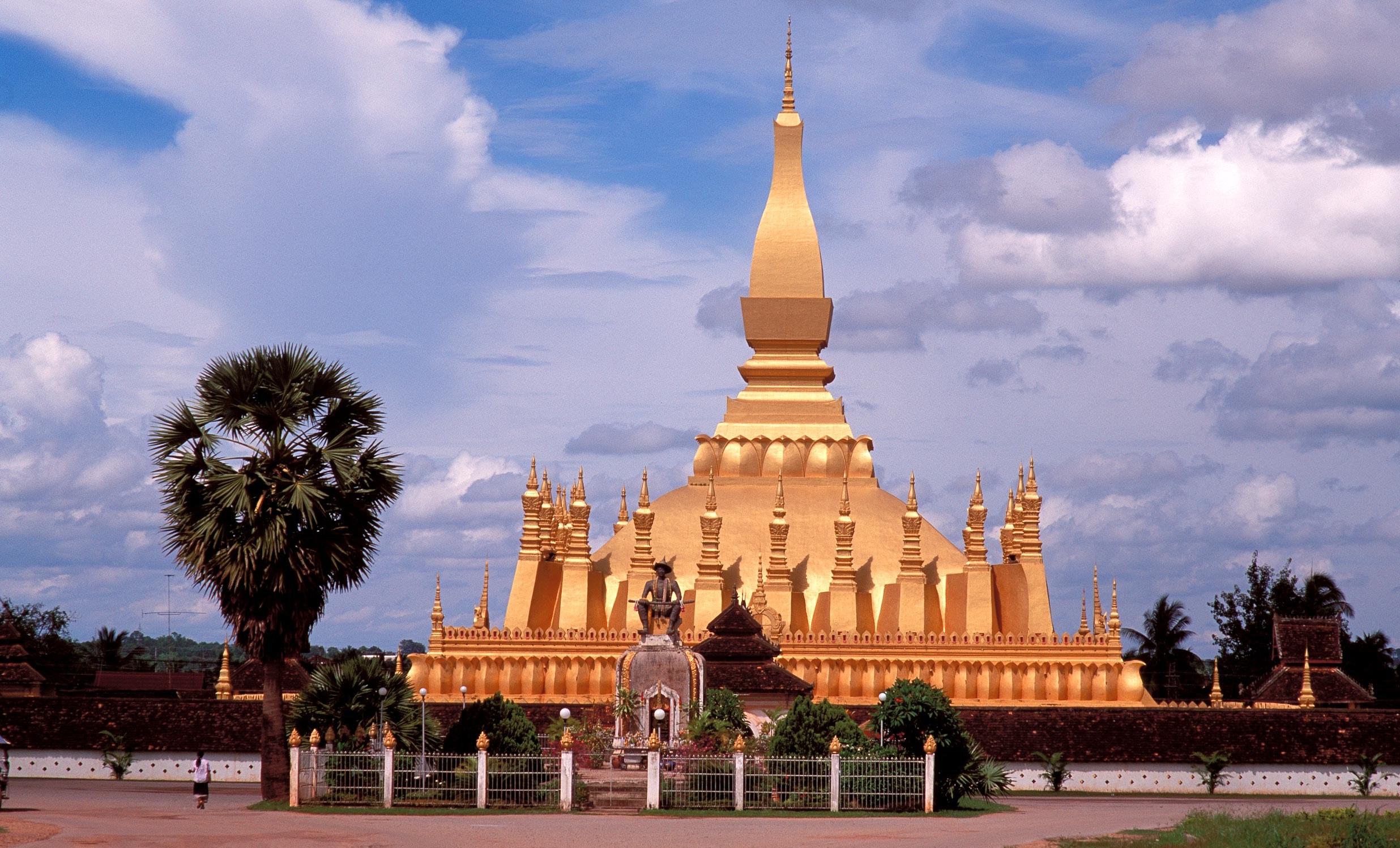 LA - Vientiane - Temple exterior.jpg