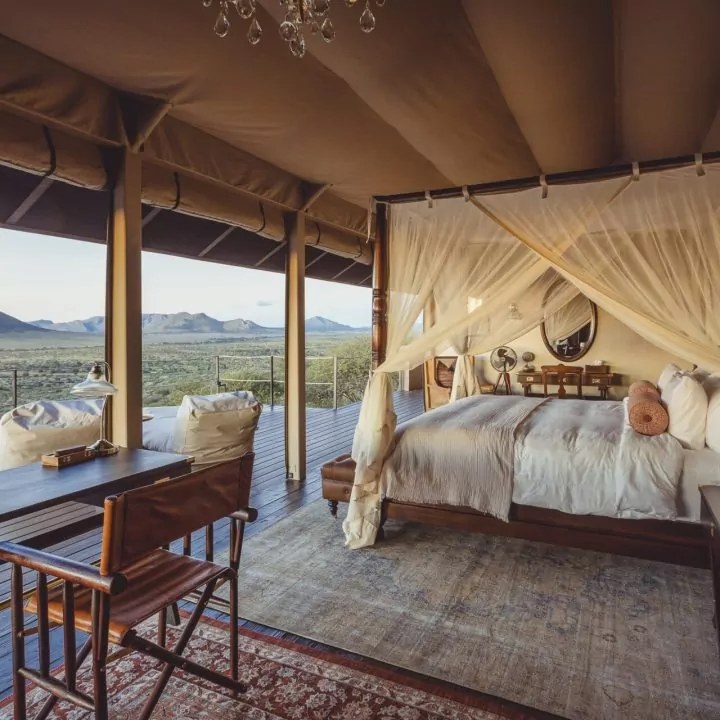 NA-Accommodatie-Gmundner-Lodge-bedroom-wth-view.jpg