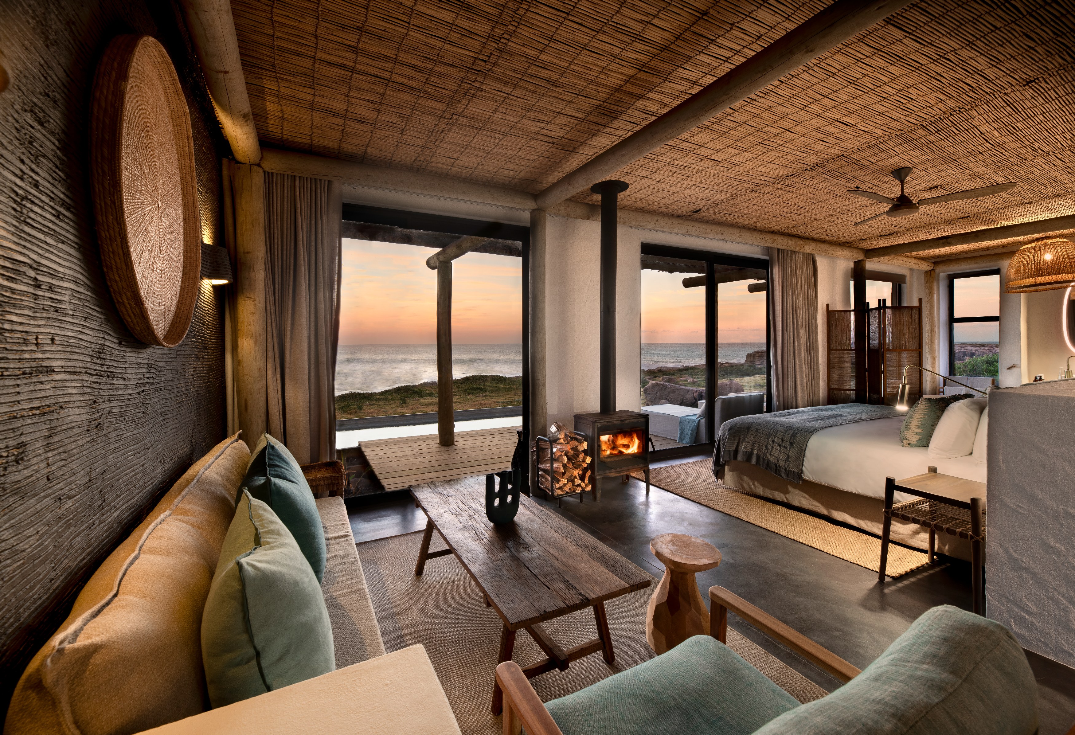 ZA-Gwe-Gwe-Lodge-Dook-Suite-Interior-4.jpg