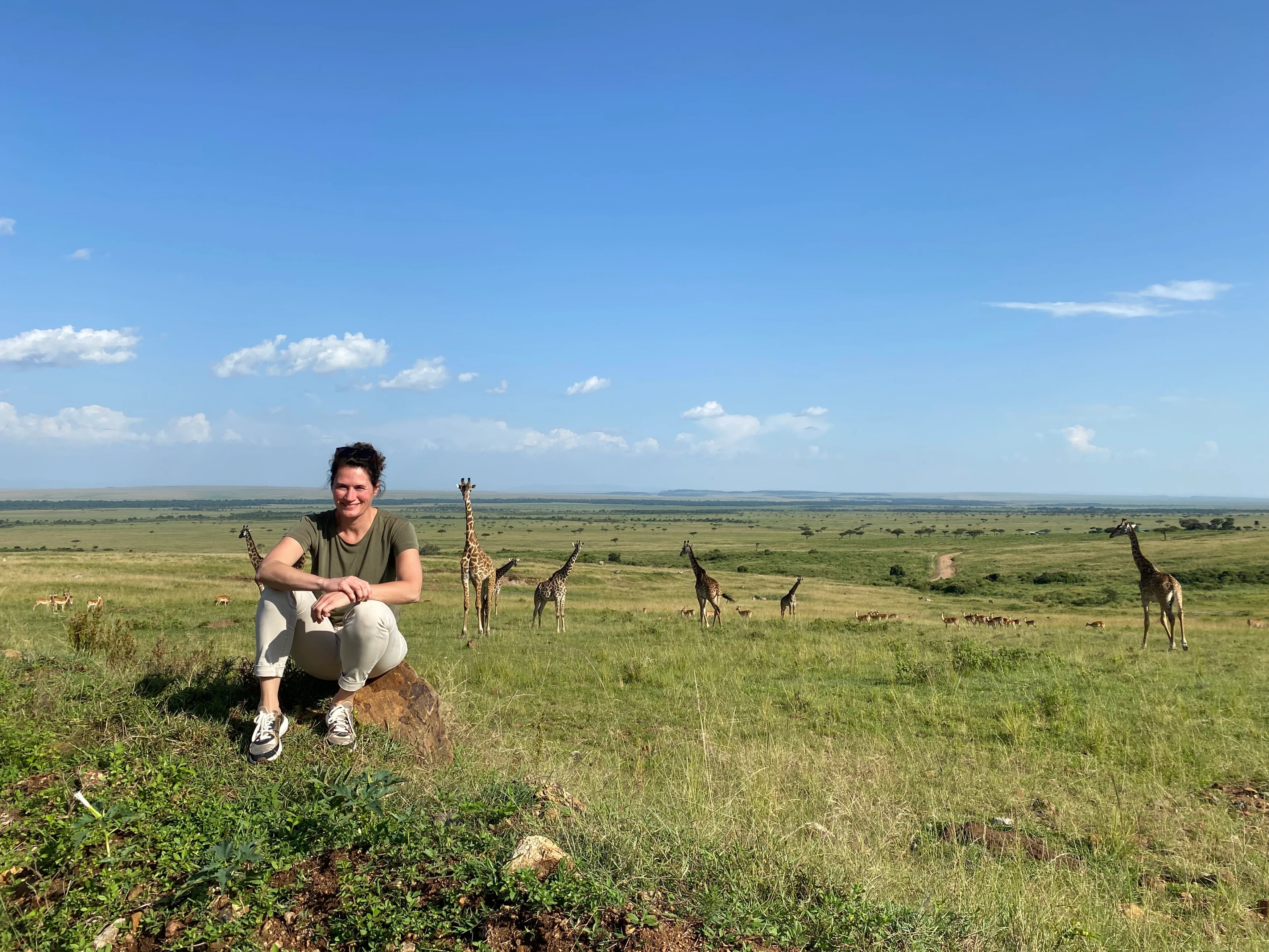 KE-Masai Mara-Seaphine met giraffen op de achtergrond.webp