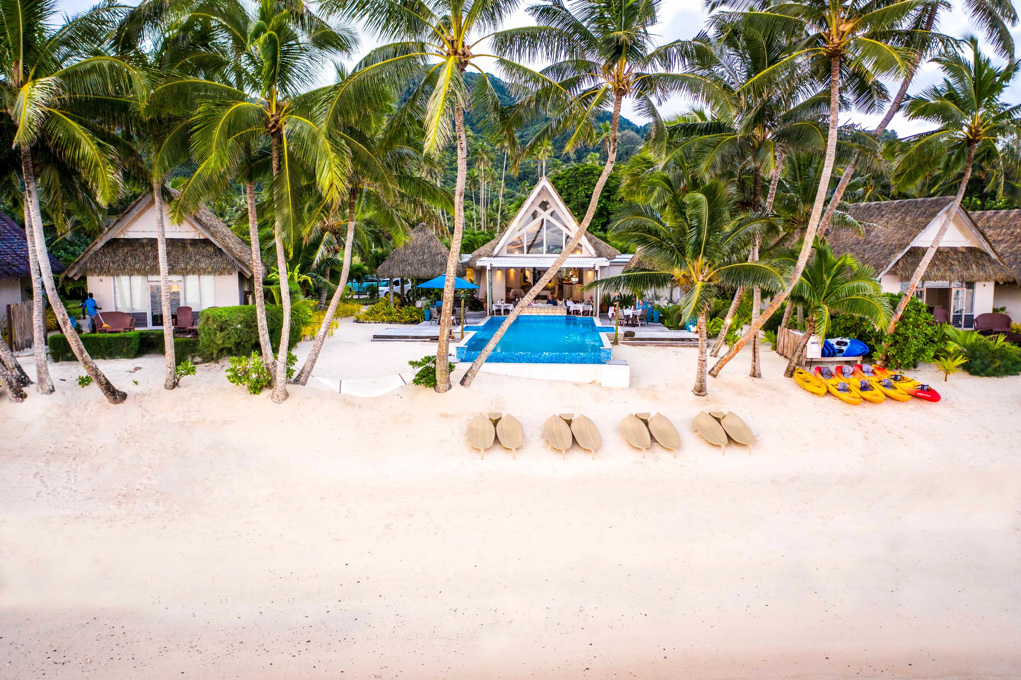 CK-Accommodatie-Little-Polynesian-beach-restaurant-pool-drone.webp