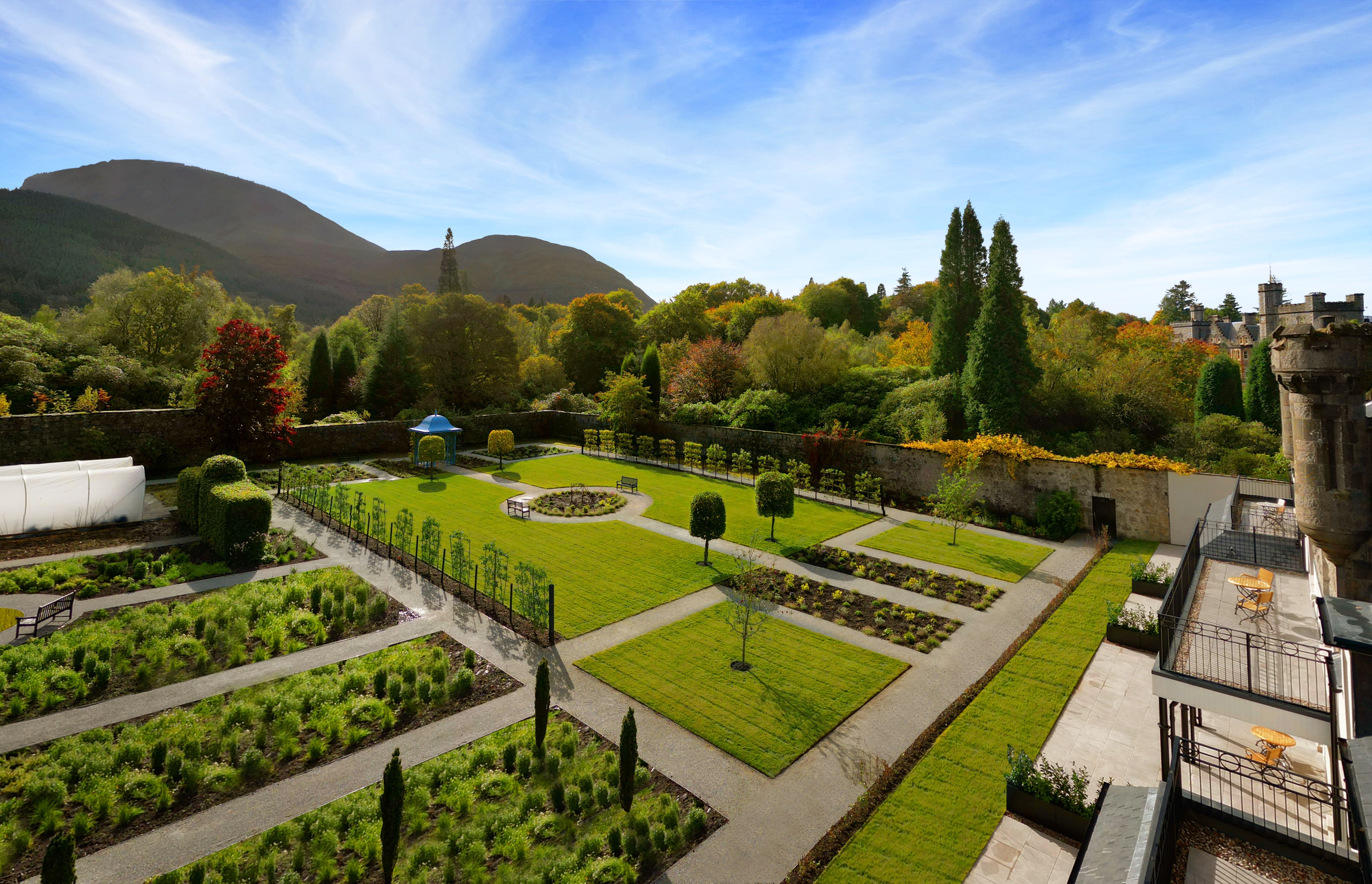 GB accommodatie Inverlochy Castle wallet garden.jpg