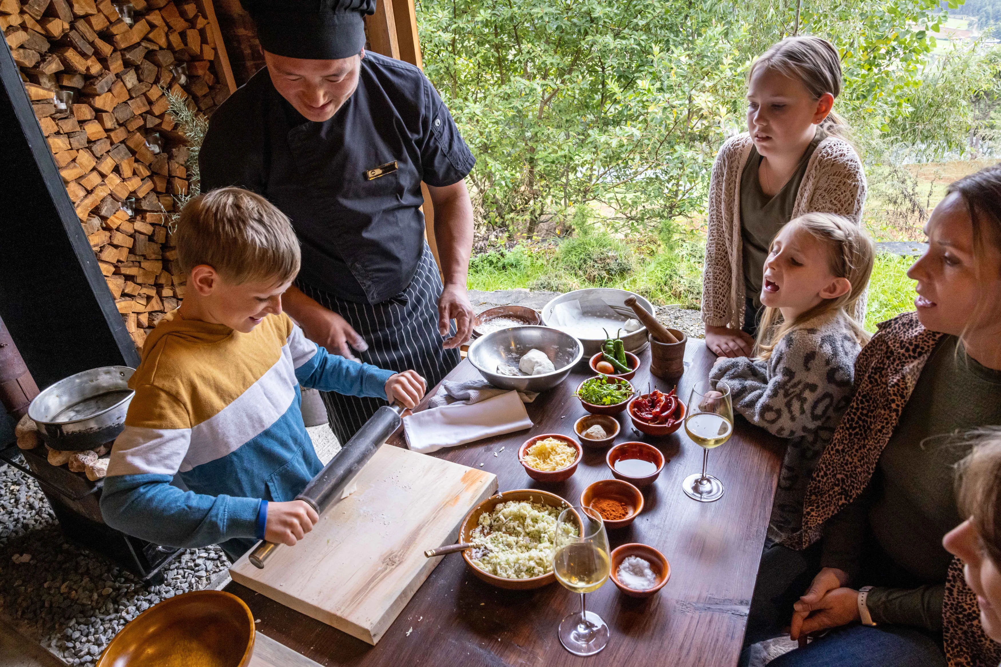 BT-Accommodatie-Gangtey-Lodge-Cooking-Children (1).webp