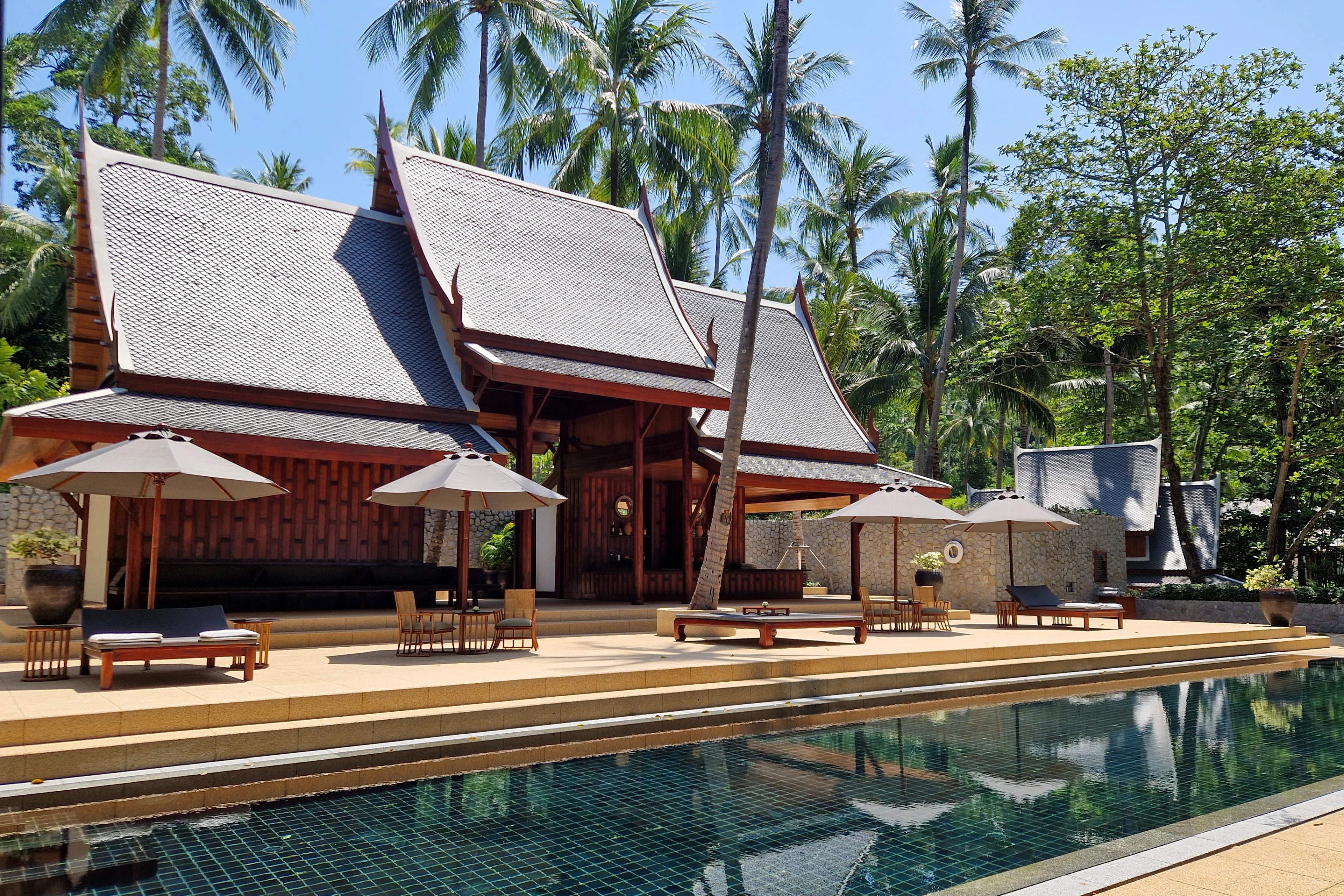 TH - Studiereis - Amanpuri - Pool and relaxation area.webp