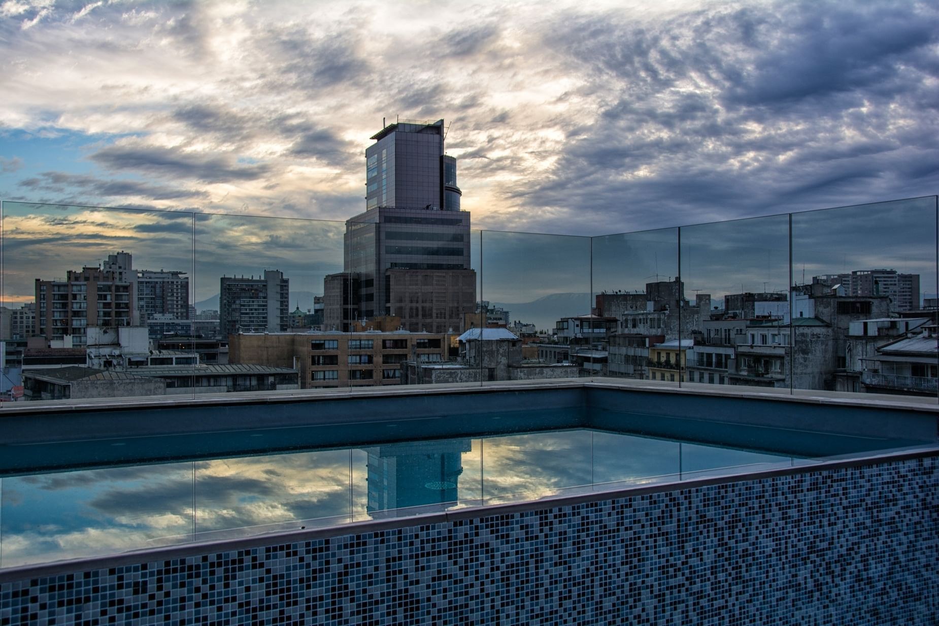 CL - Accommodatie - The Singular Santiago - Pool.jpg