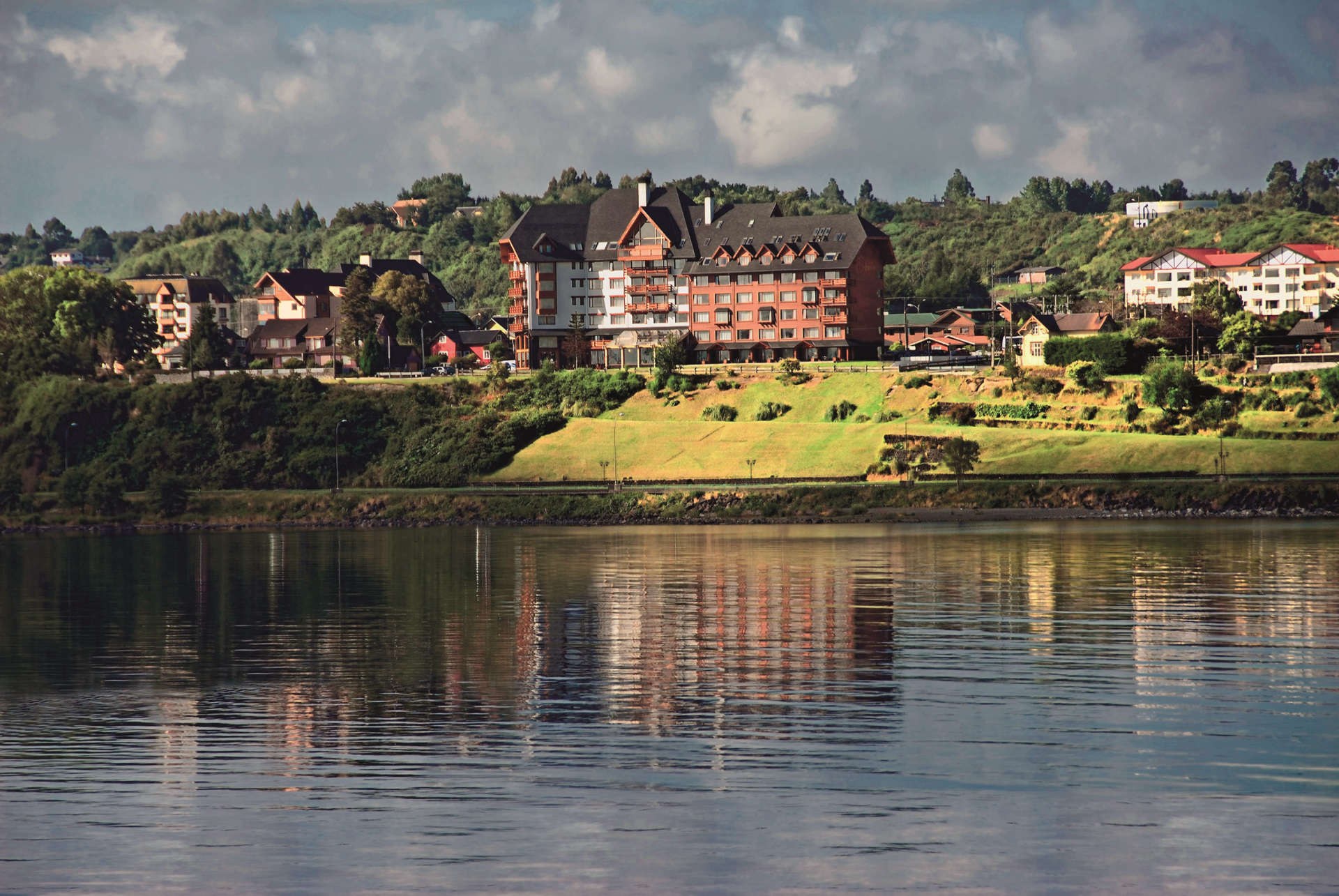CL-Accommodatie-17825-Hotel-Cumbres-Puerto-Varas-basistekst-compressed (1).jpg