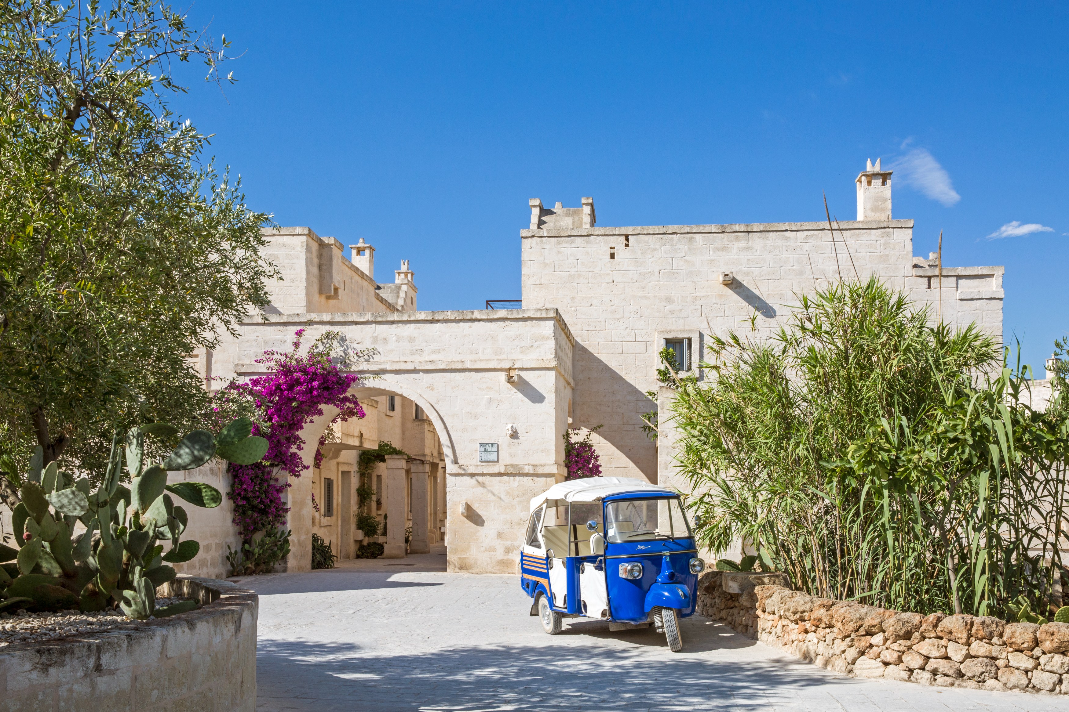 IT-accommodatie-Borgo Egnazia-entree with blue car.jpg.jpg