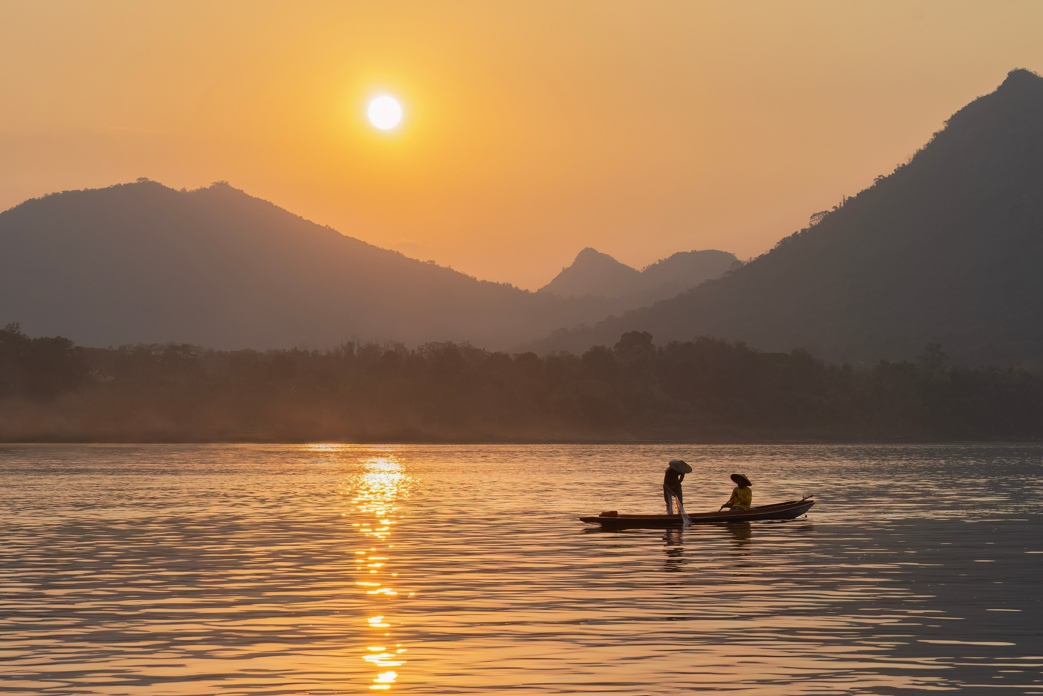 LA-Mekong Cruise bij zonsondergang-Shutterstock-Redactioneel  (1).jpg