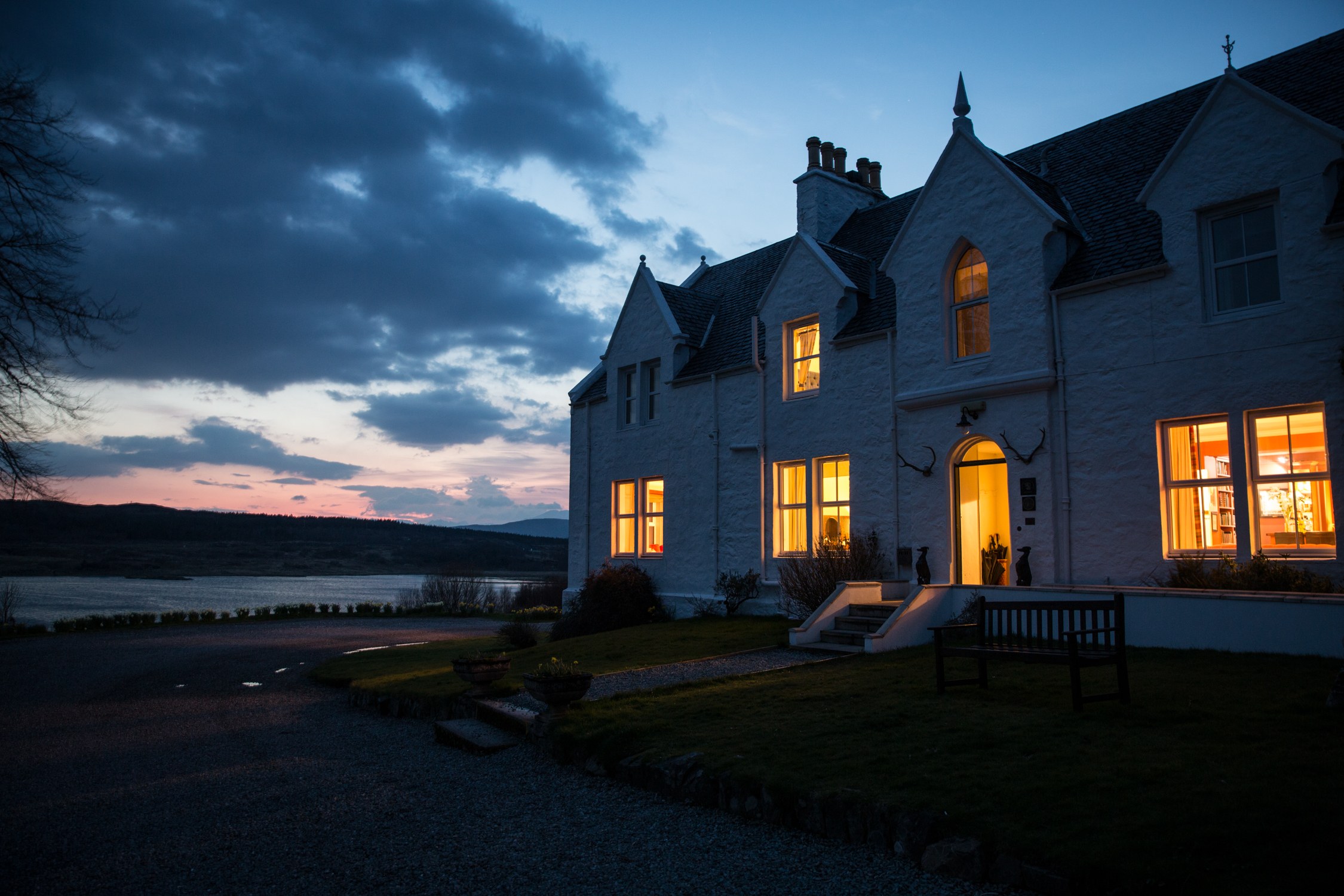 GB - accommodatie Kinloch Lodge Kinloch Lodge North Lodge nightime.jpg