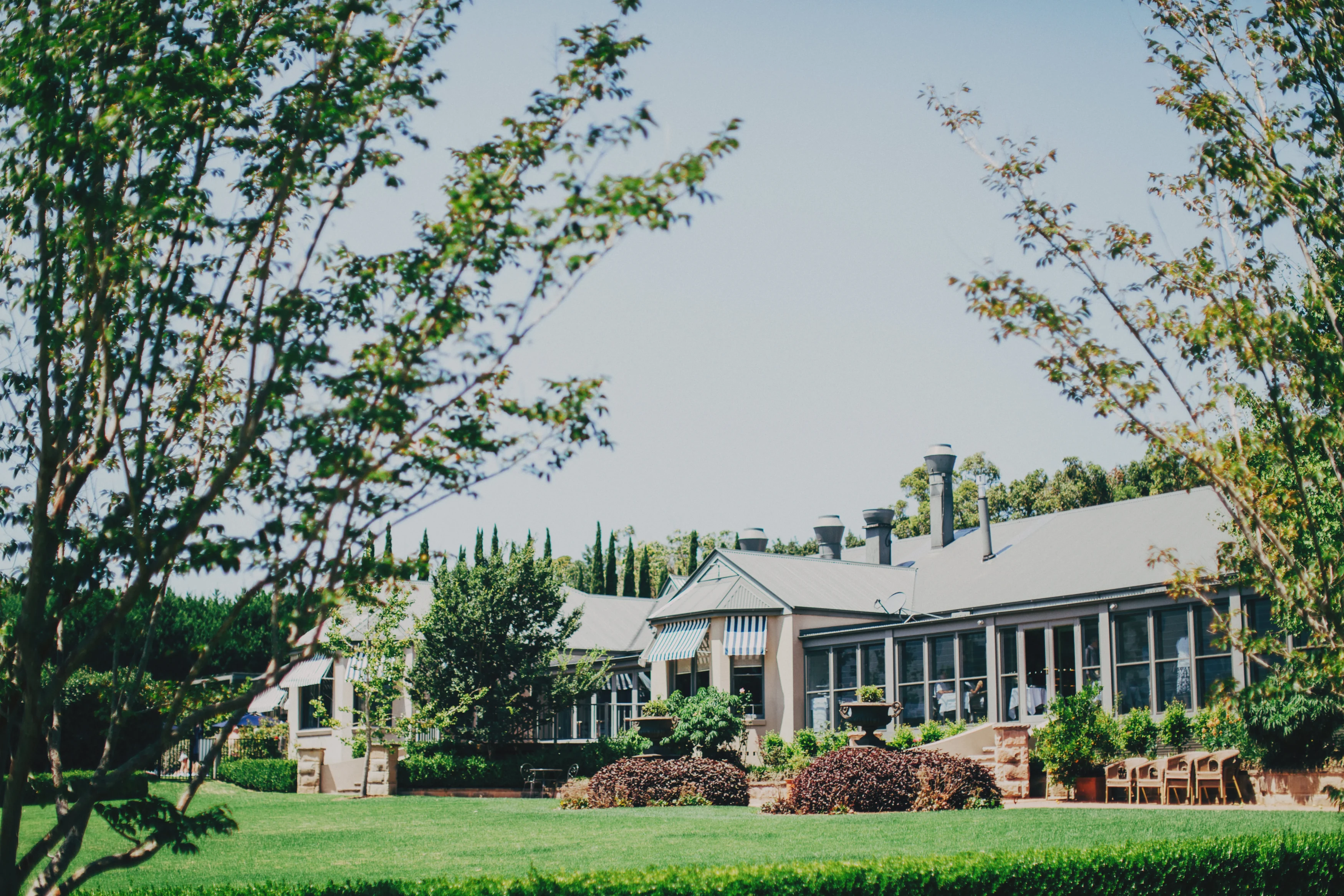 AU-Accommodatie-Bells-at-Killcare-main-building.webp