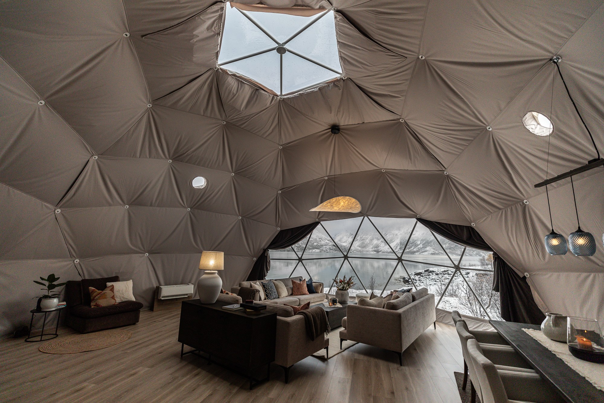 NO - accomodatie - Isbreen the Glacier - Skalsatind Igloo Lounge overview.jpg