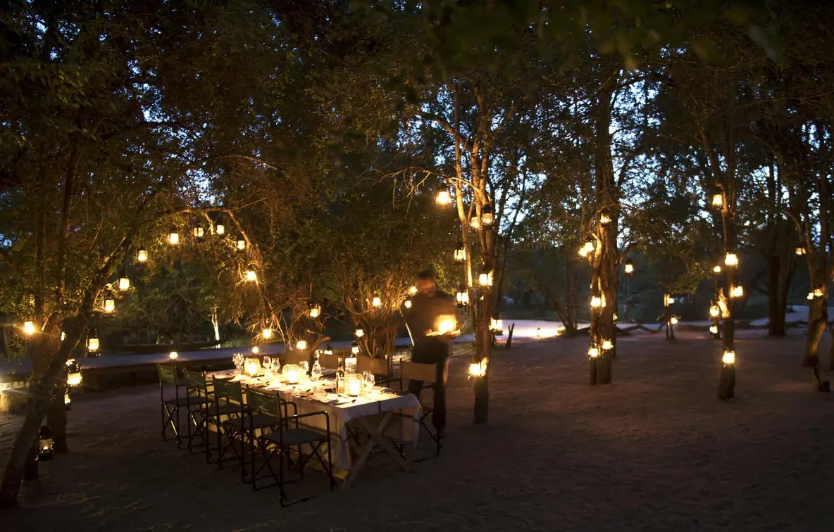 ZA-Accommodatie-Silvan-Safari-Lodge-night.webp