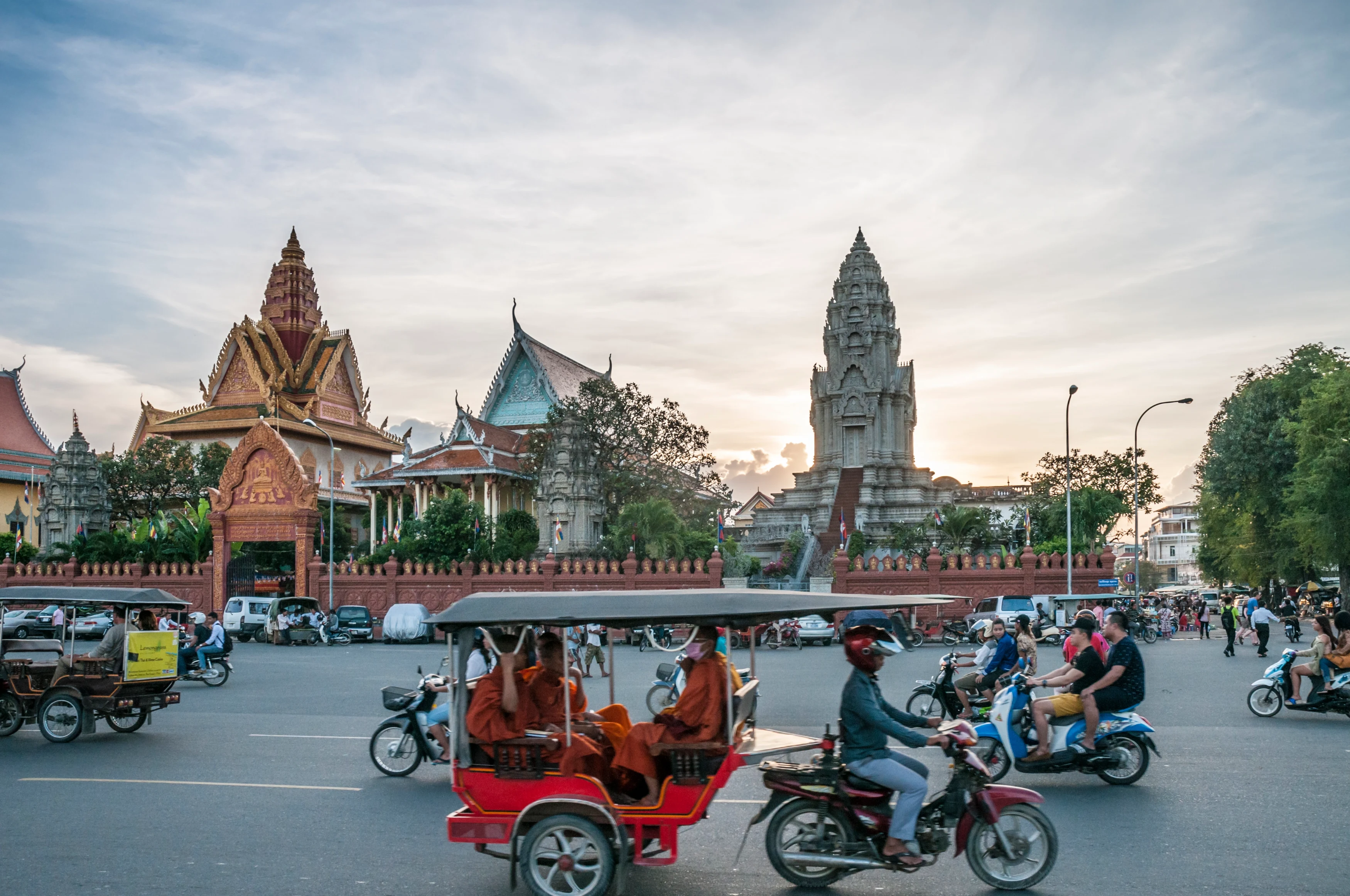 KH - Phnom Penh - traffic.webp