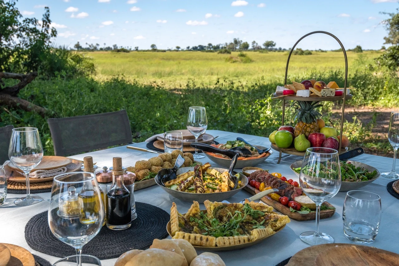 BW - Mombo Camp - Lunch.webp