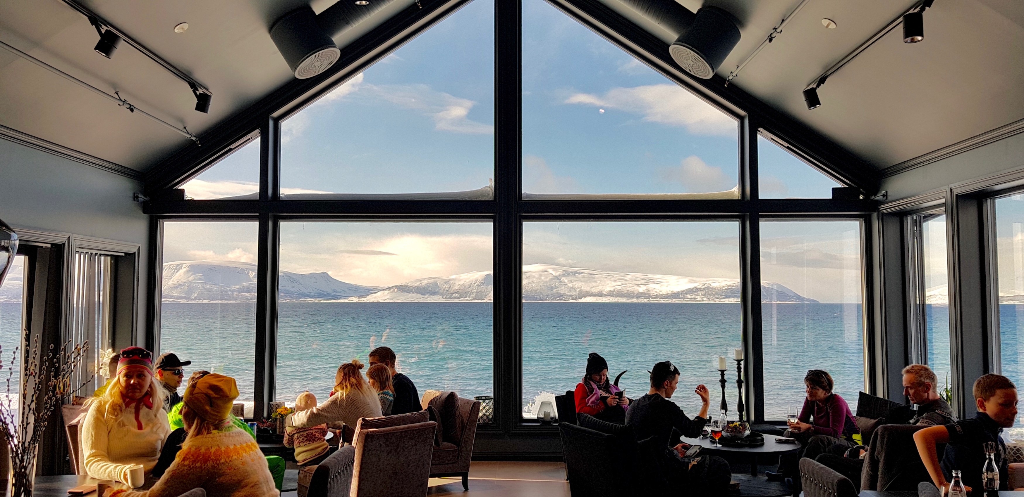 NO-Lyngen Exprience-window lodge.jpg