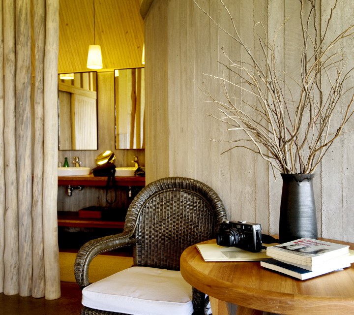 CL - Paaseiland Explora Rapa Nui Room interior.jpg