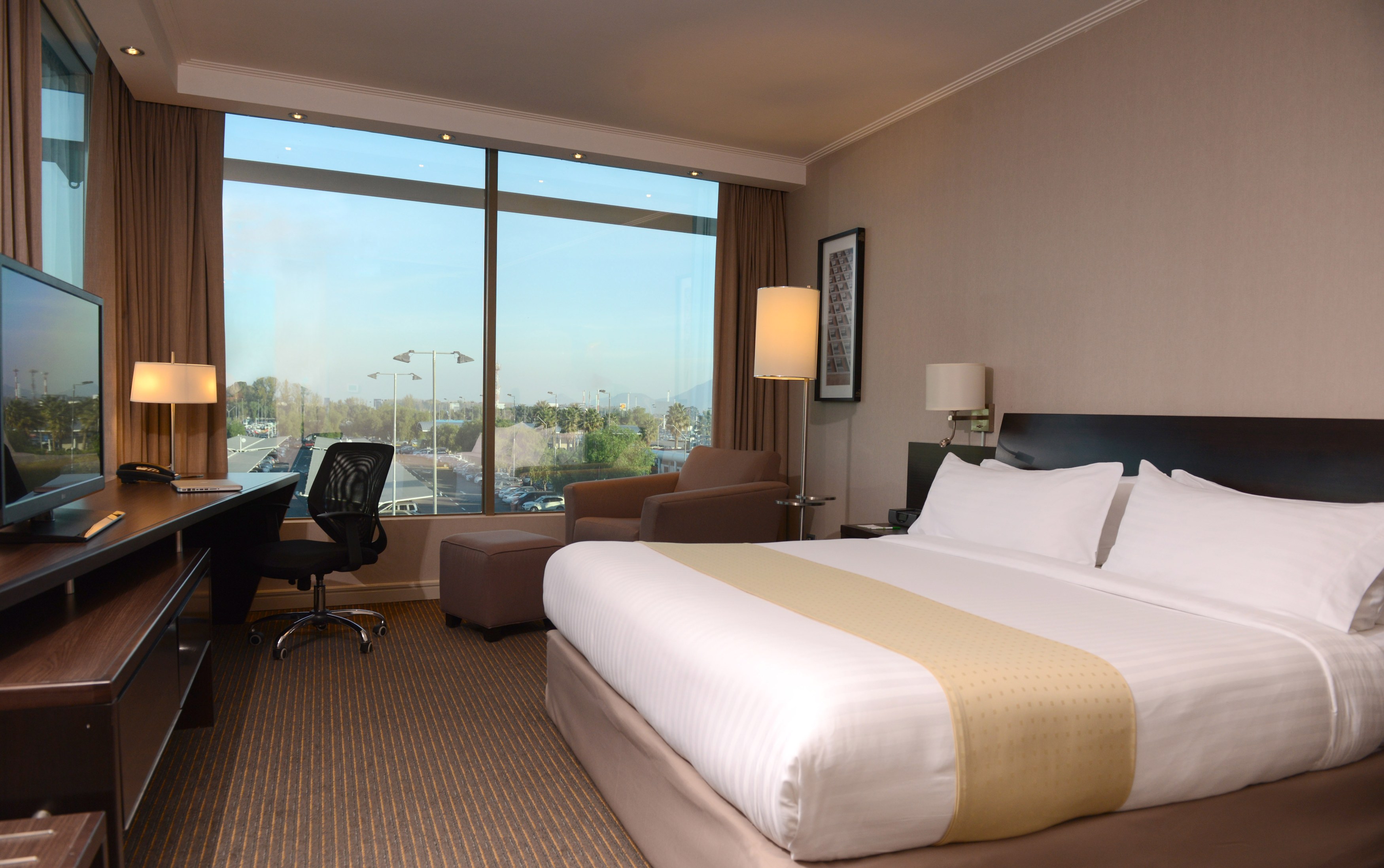 CL - Holiday inn Santiago airport - bedroom King (1).JPG