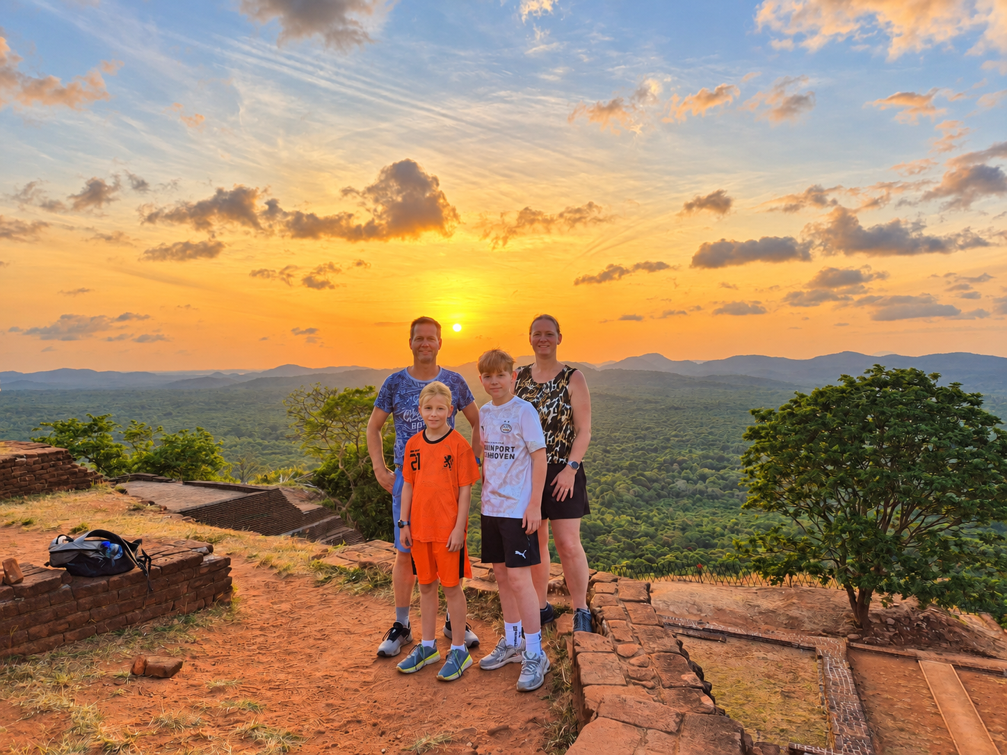 LK-Kitty vakantie 2026- Familiefoto bij Zonsondergangruïnes (1).png