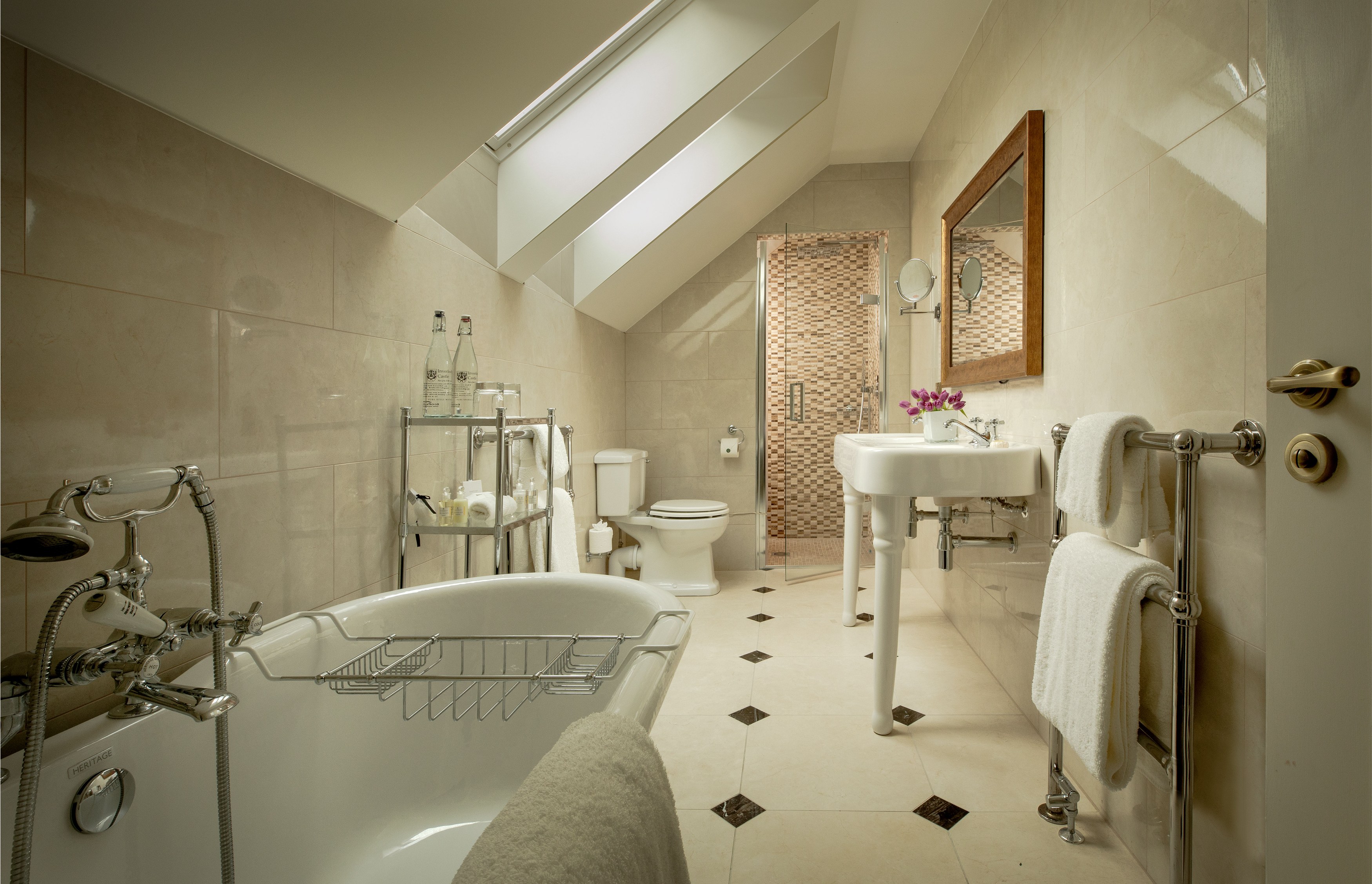 GB accommodatie Inverlochy Castle wallet garden bathroom.jpg