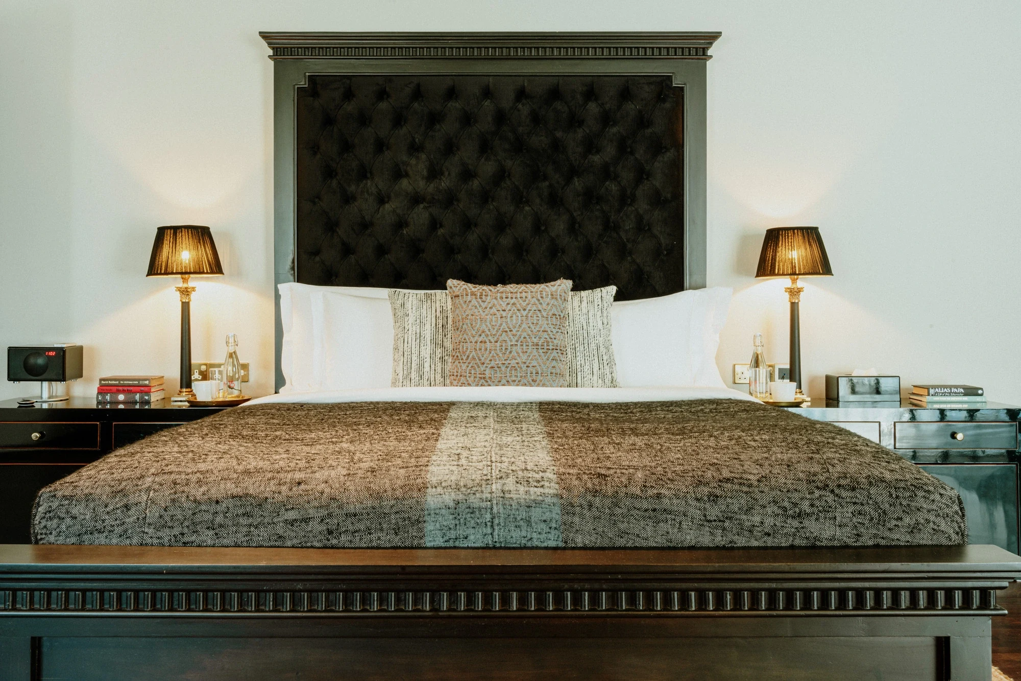 LK-W15-Hanthana-Bungalow-Suite-Bed.webp