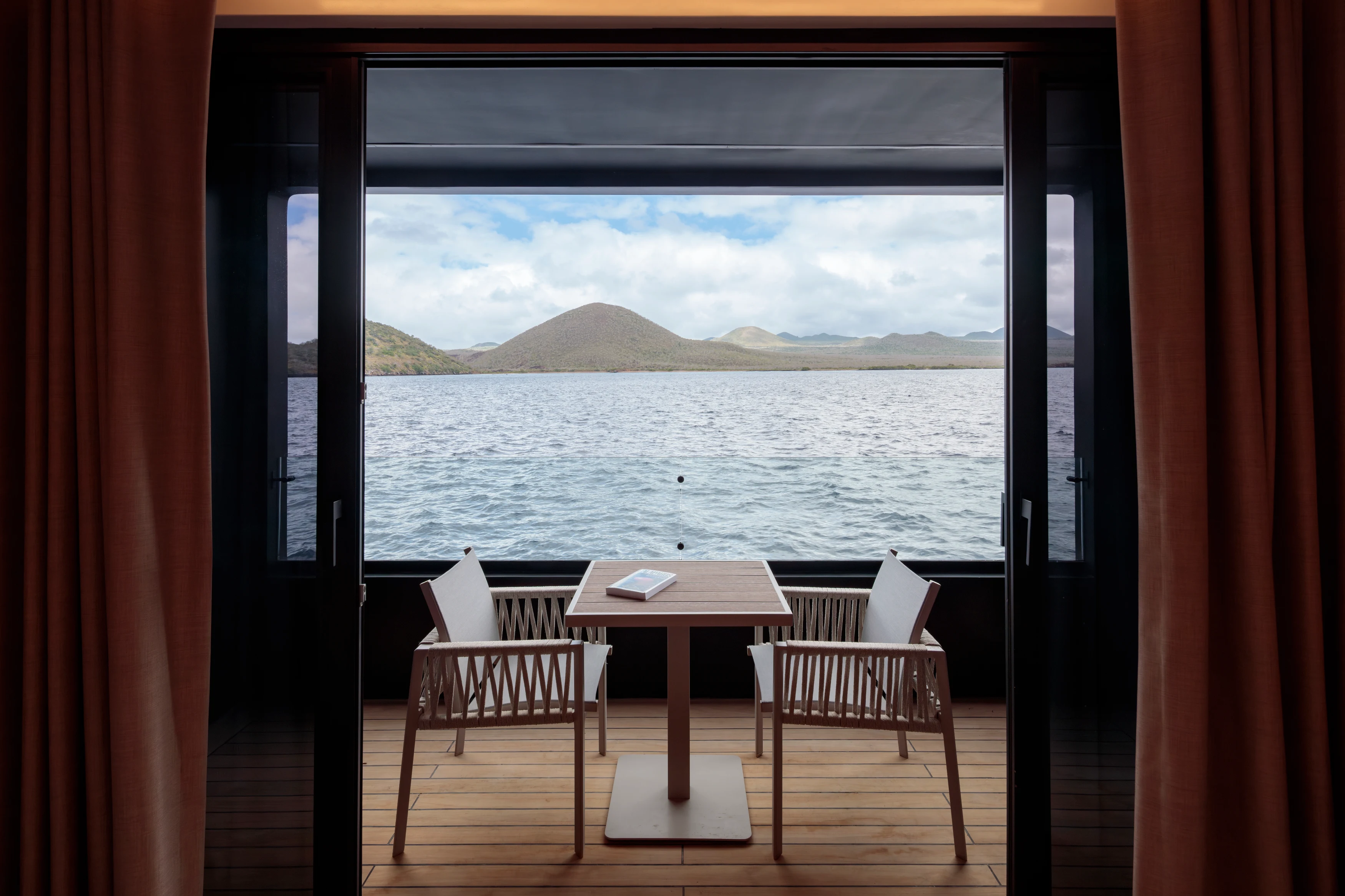 EC-Accommodatie-Hermes-Catamaran-Balcony-View2.webp