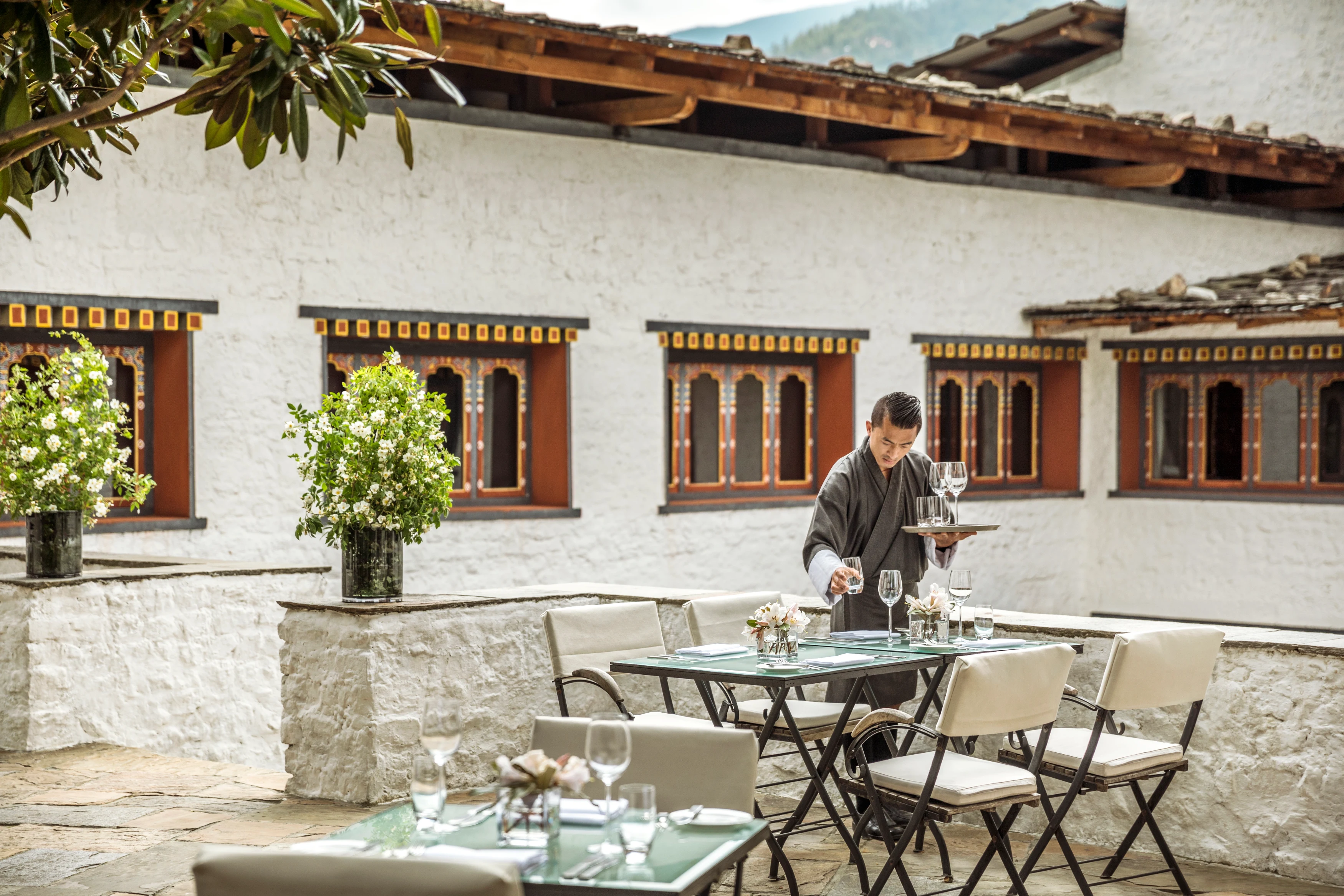 BT-accommodatie-Uma-Paro-Tea-at-The-Courtyard.webp