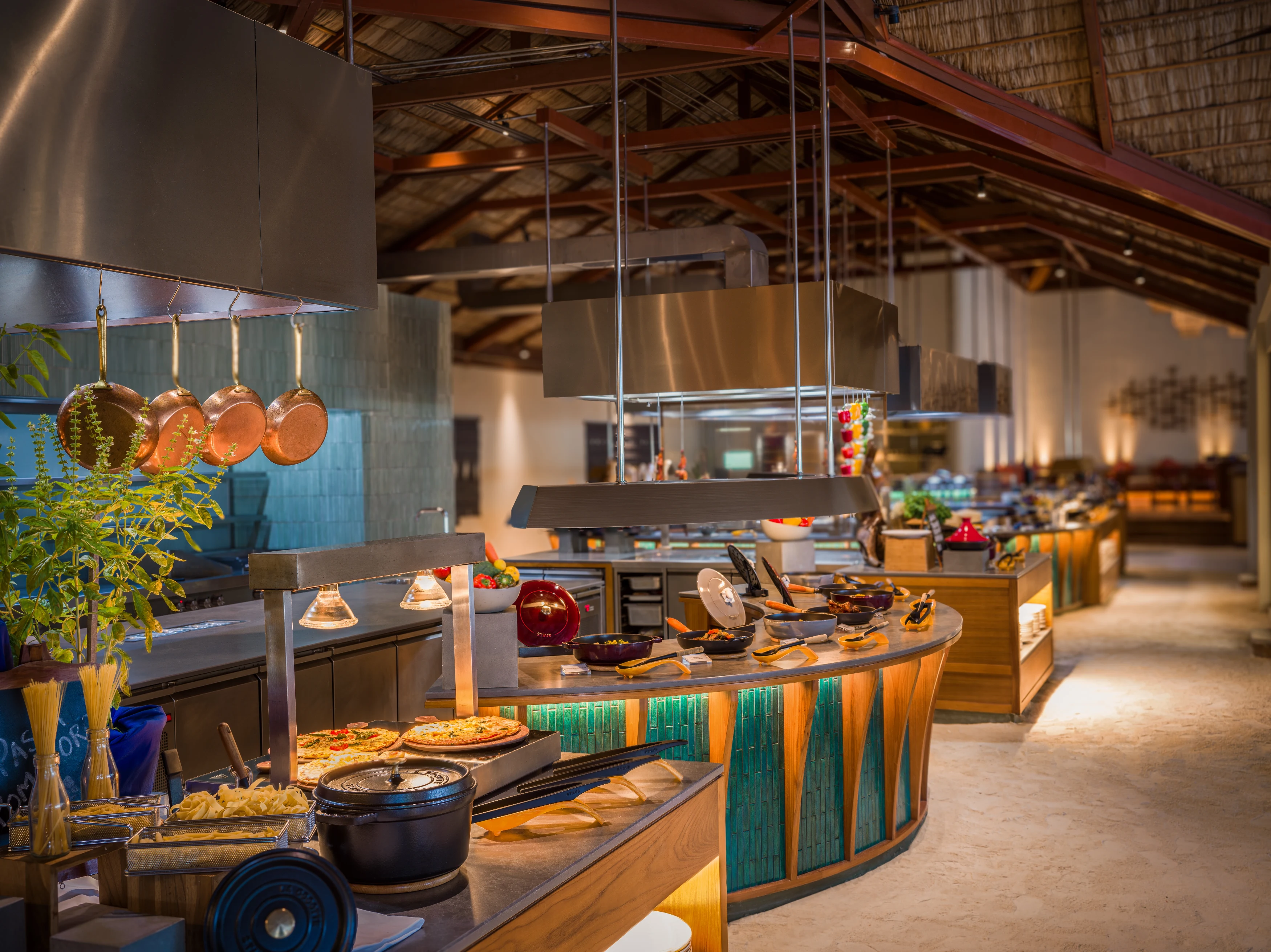 MV-Accommodatie-Conrad-Maldives-Rangali-Island-Atoll-Market-Interior.webp