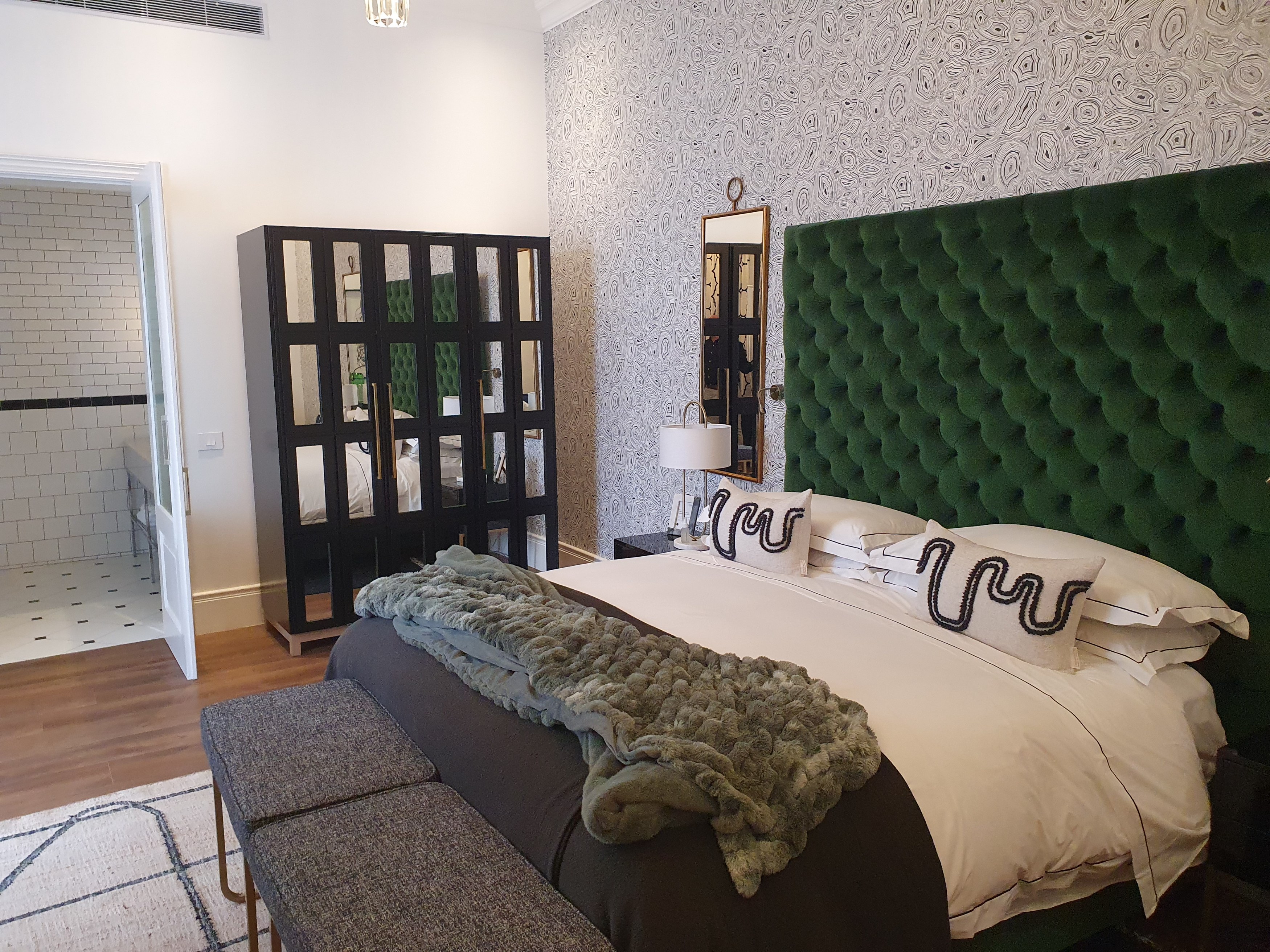 ZA-Reis Sheila-Accommodatie-Cape Cadogan-bedroom bed.jpg