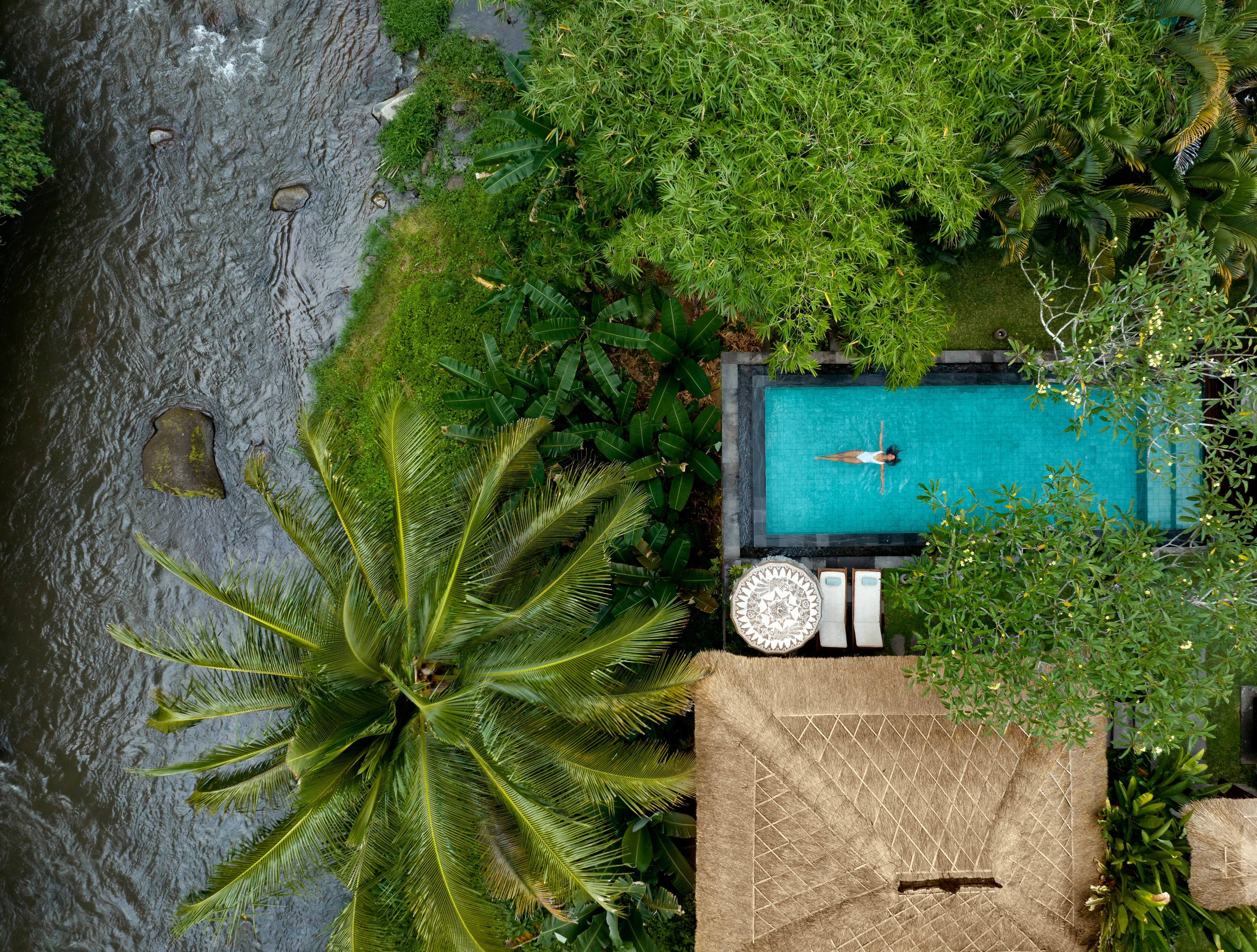 ID-Accommodatie-Mandapa-by-ritz-Carlton-Zwembad bovenaanzicht.webp