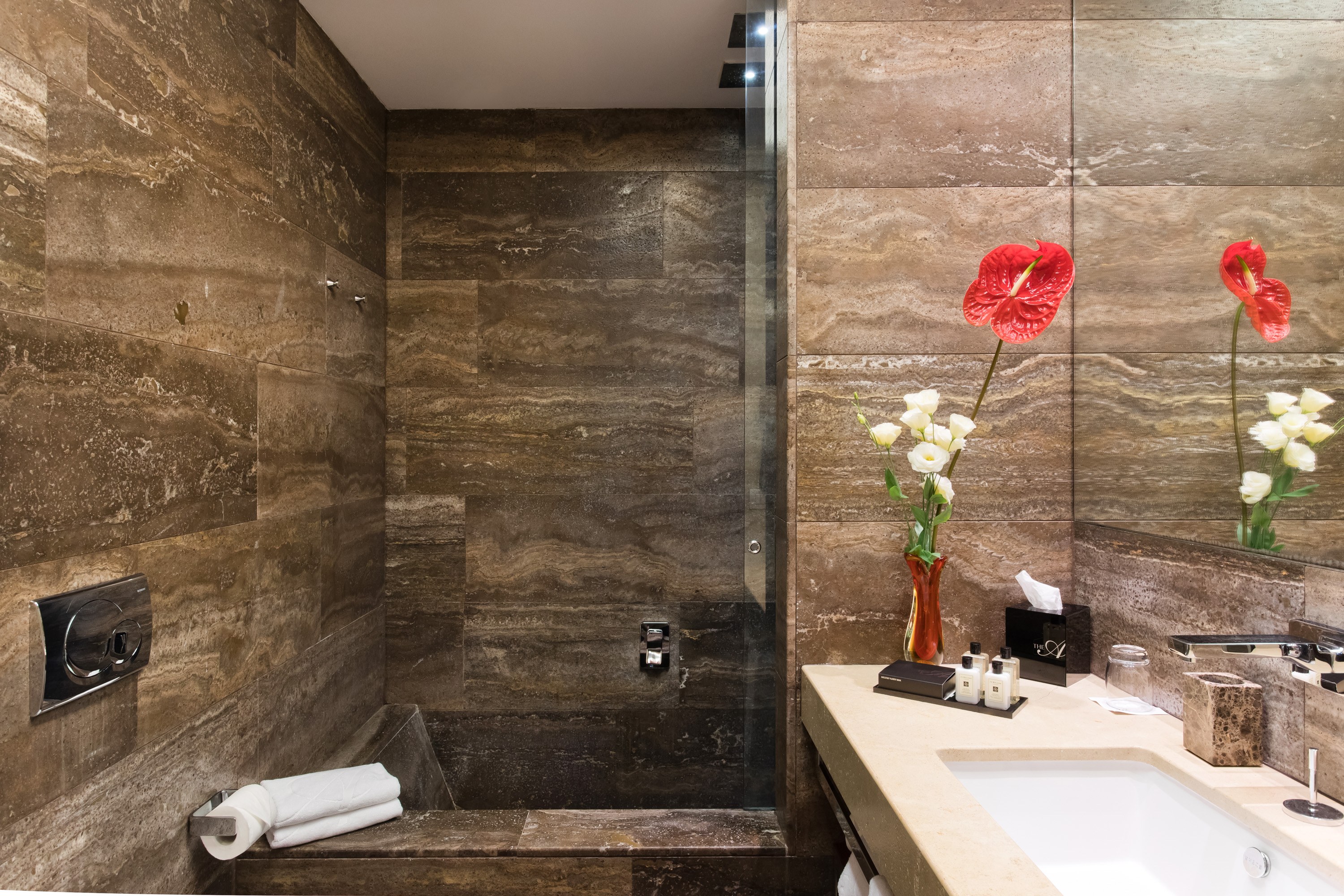 IT-Accommodatie-The Ashbee Hotel-bathroom with shower.jpg