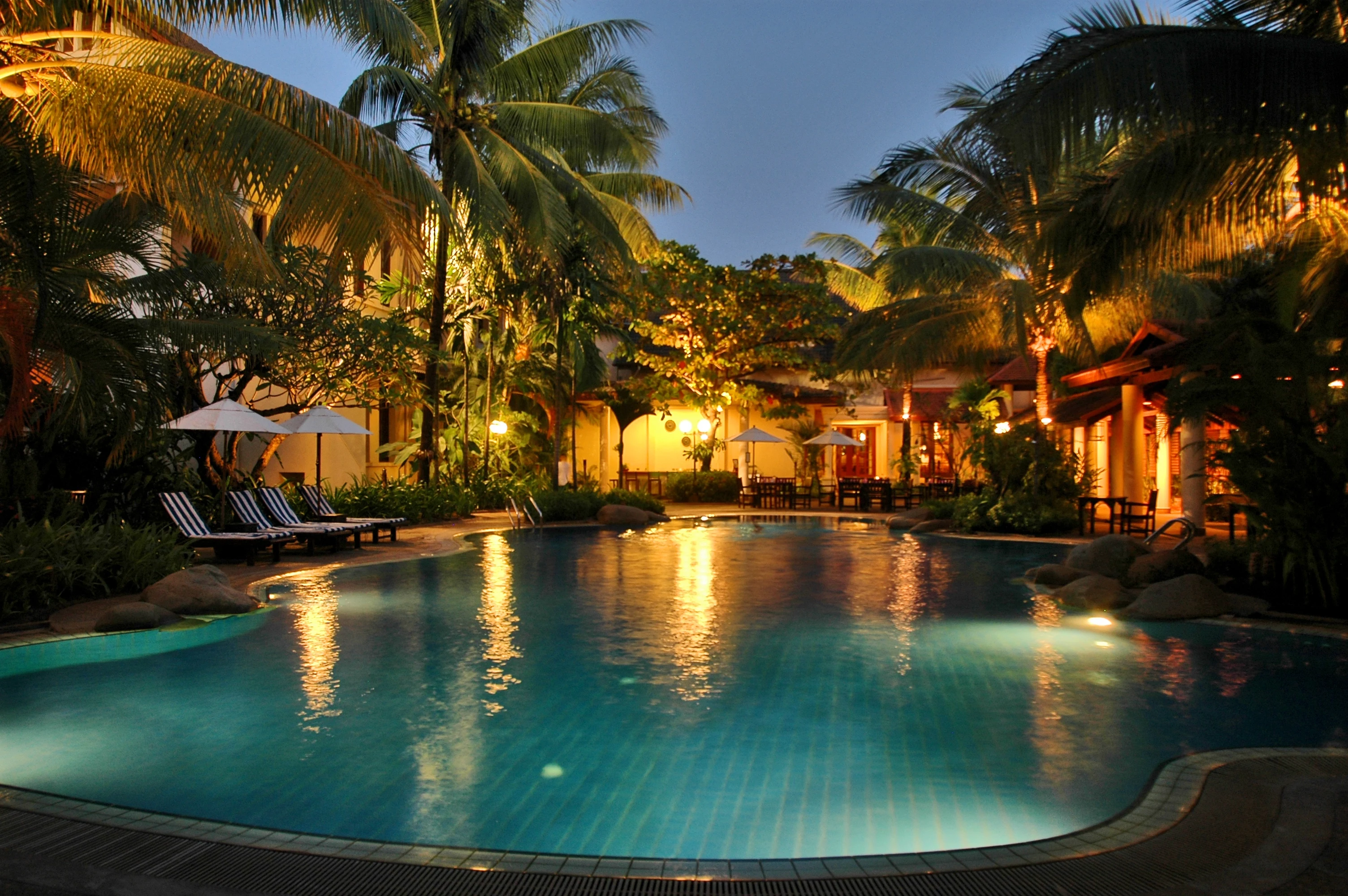 LA - Settha Palace - Pool at night.webp