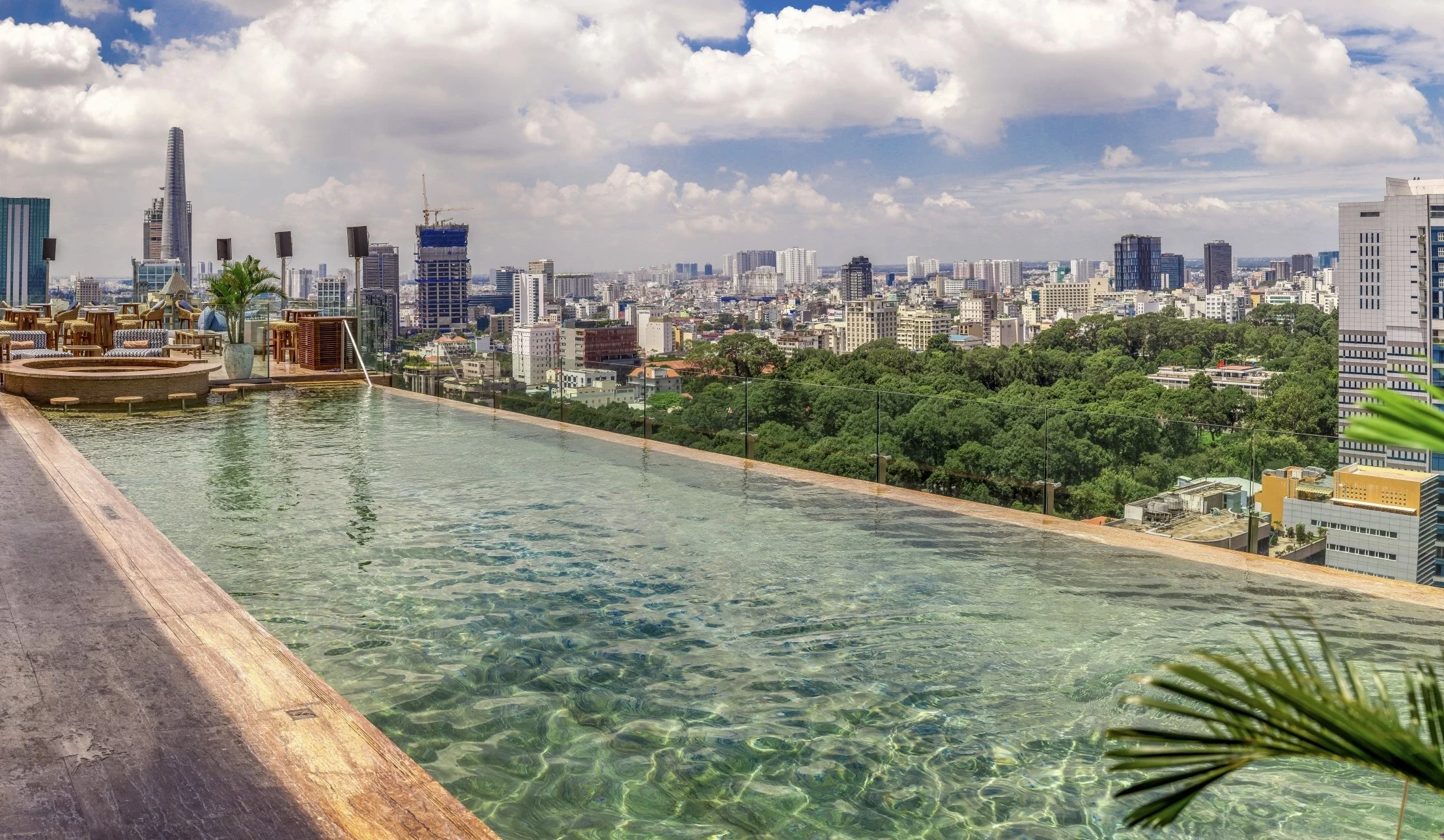VN - Hotel des Arts - Pool by day.webp