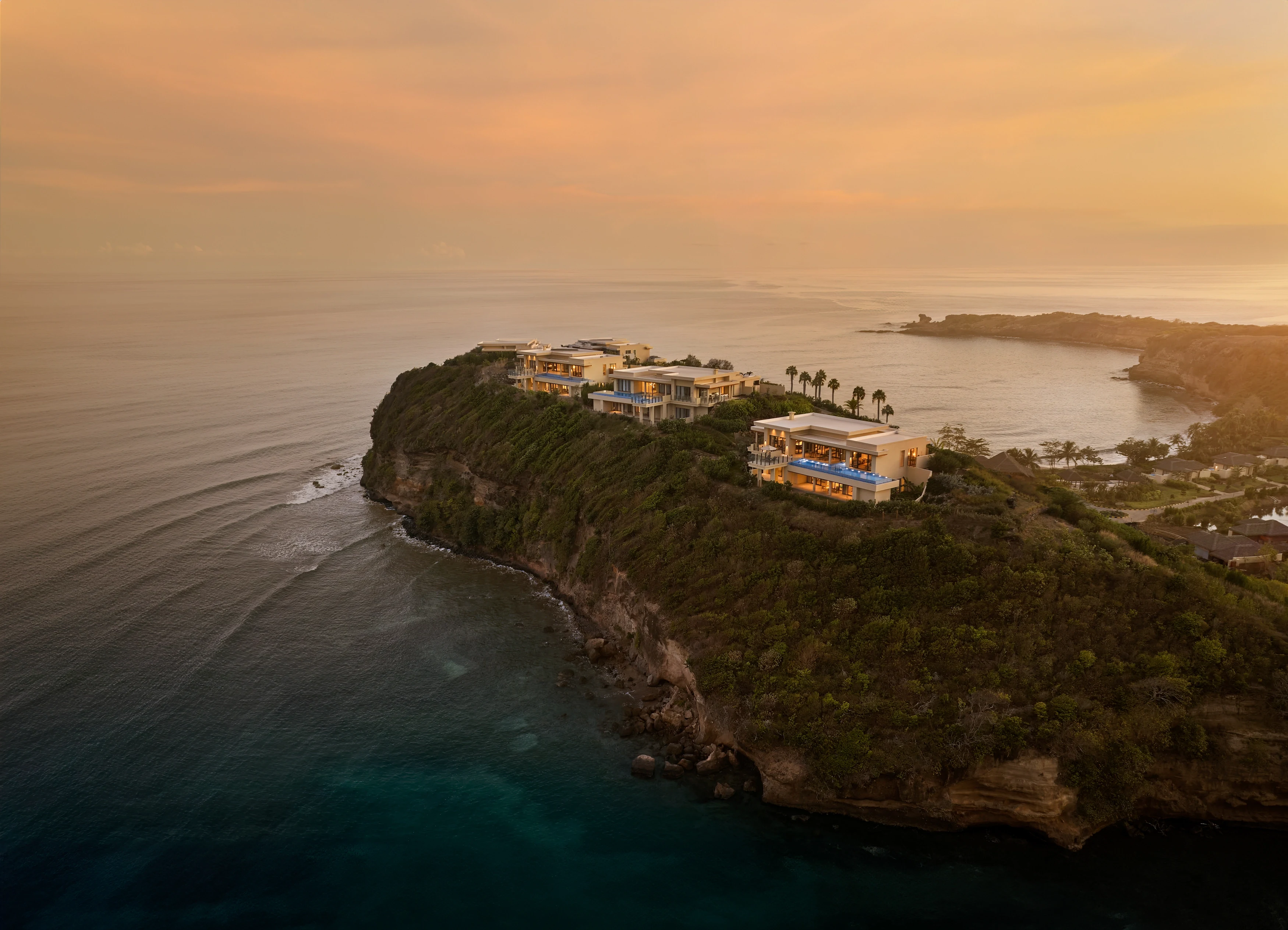 FJ - Accommodatie - Six Senses Fiji -Four Bedroom Cliff Retreat Exterior Sunset.webp